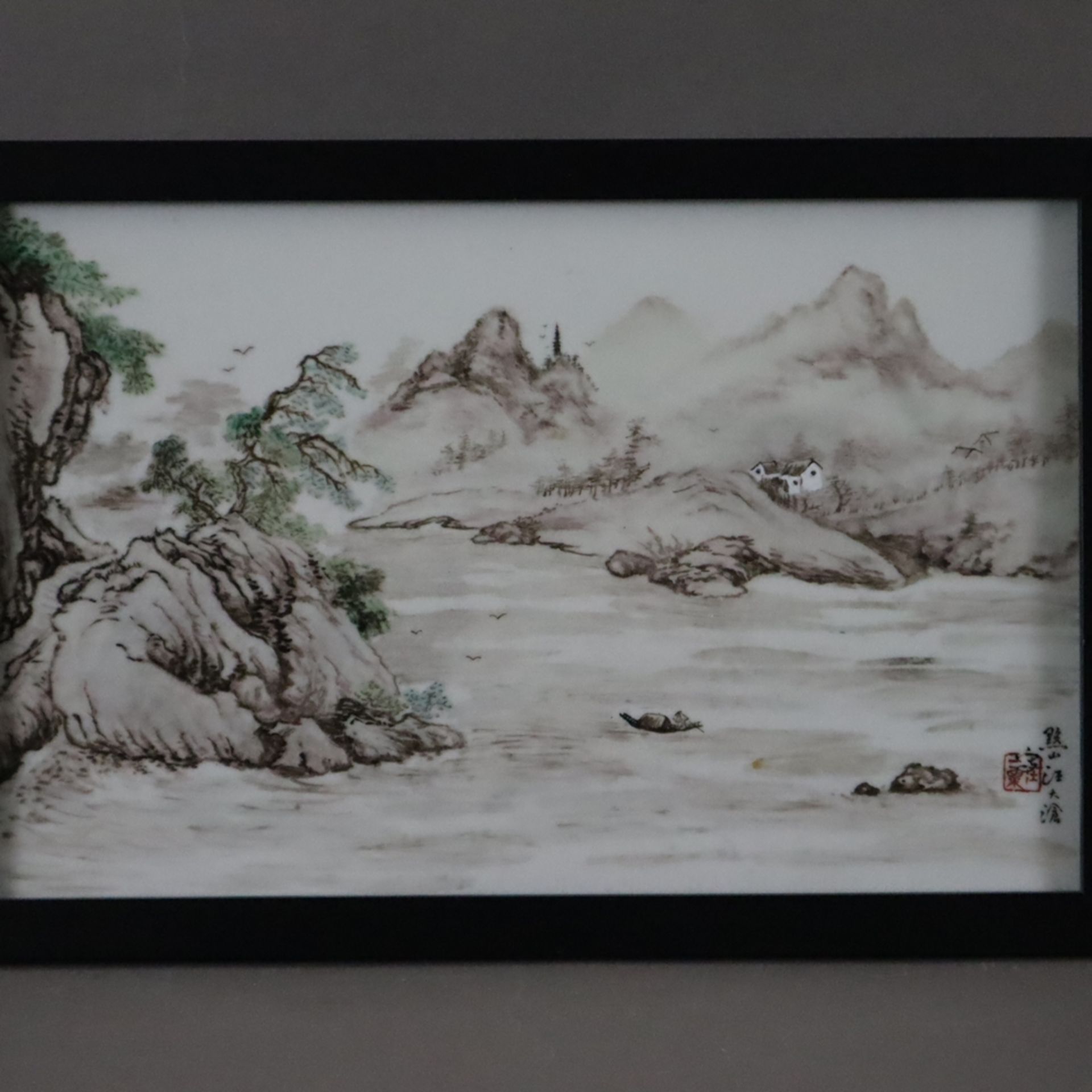 Ein Paar Porzellanbilder - China, rechteckige Porzellanplatten mit Rahmung, in polychromen Emailfar - Bild 6 aus 9