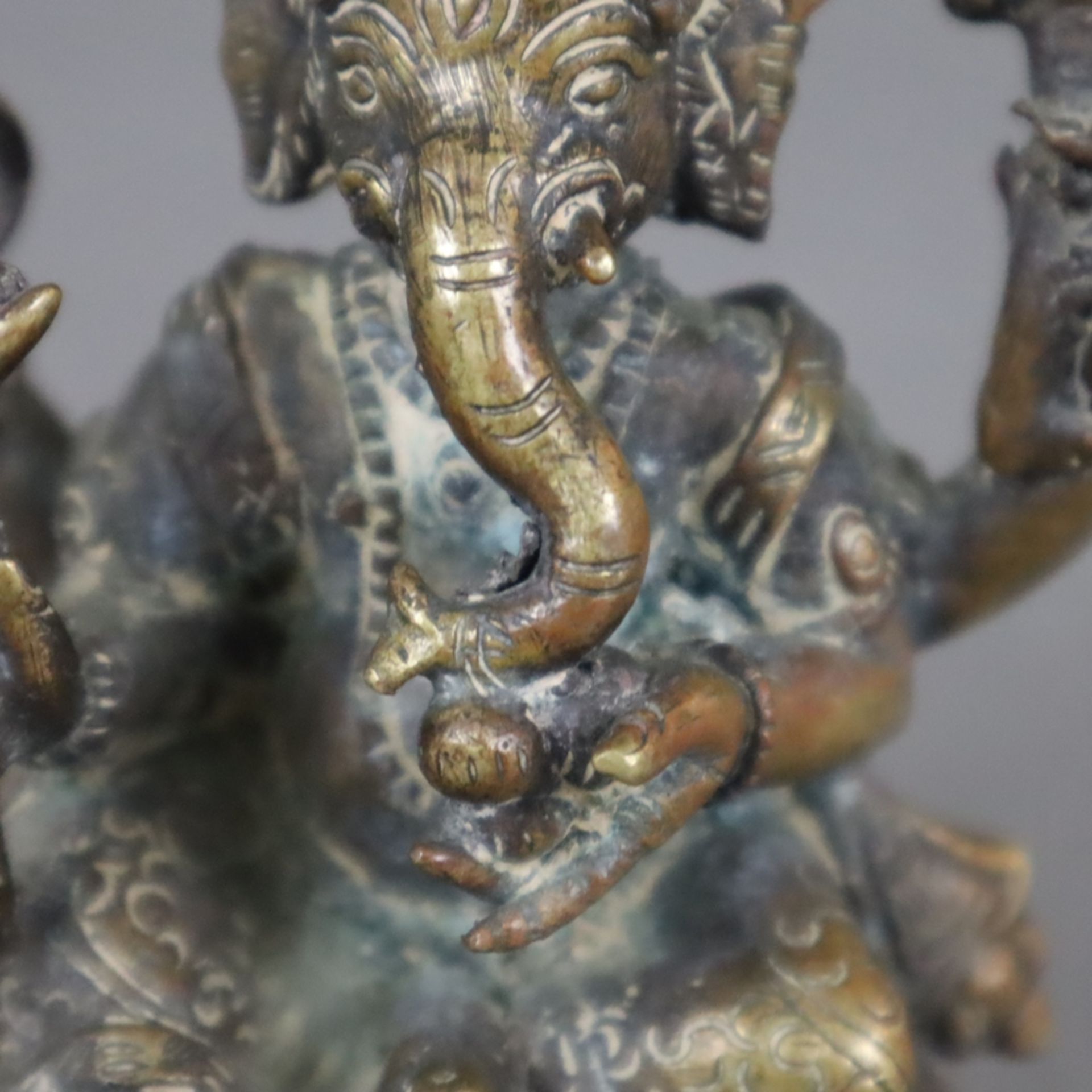 Ganesha - Nepal, Gelbbronze, in sitzender Haltung auf Lotospodest, Ratte zu seinen Füßen, vierarmig - Bild 4 aus 10