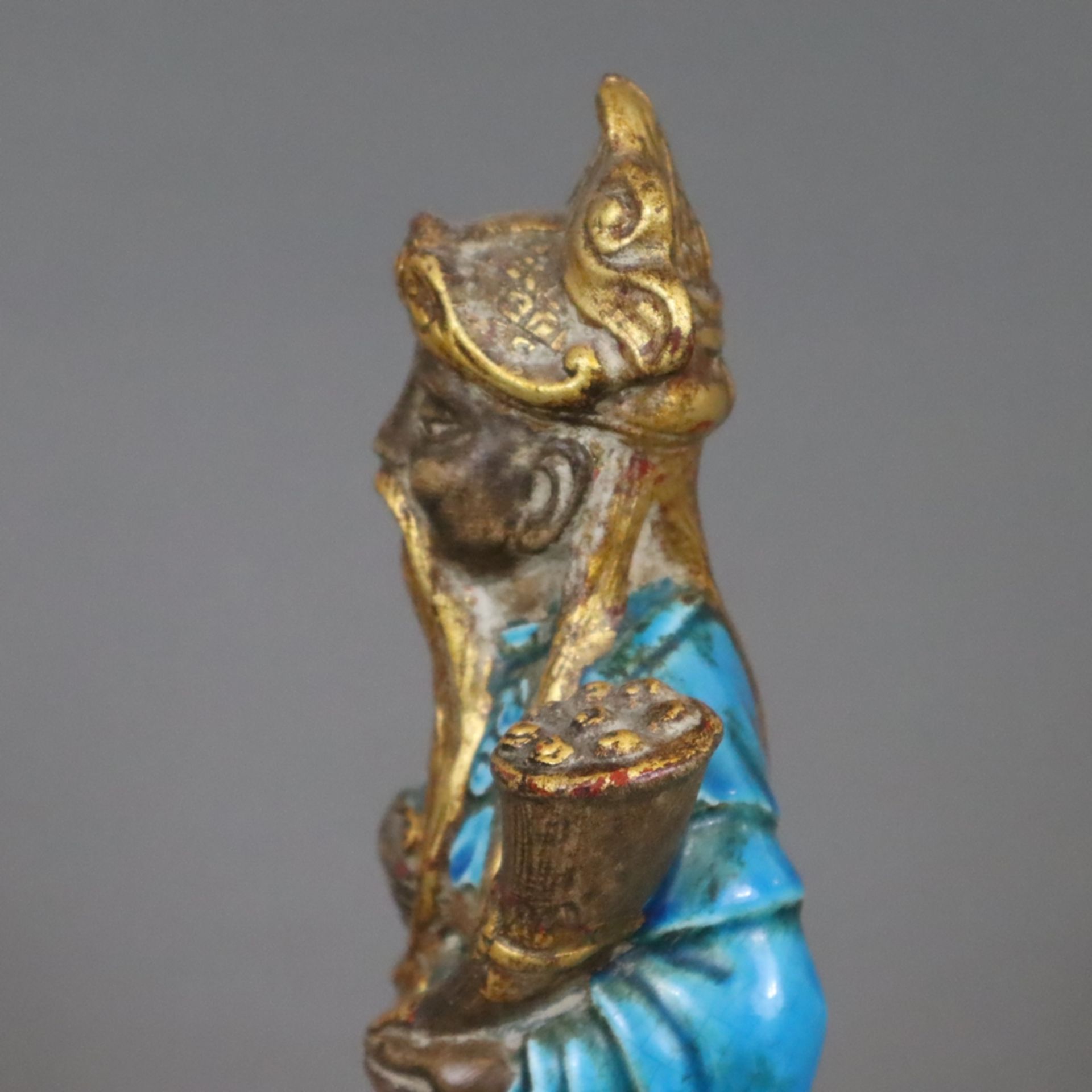 Unsterblicher mit Füllhorn - China, Porzellan, Gewand und Lotossockel mit türkisblauer Glasur, Verg - Bild 7 aus 9