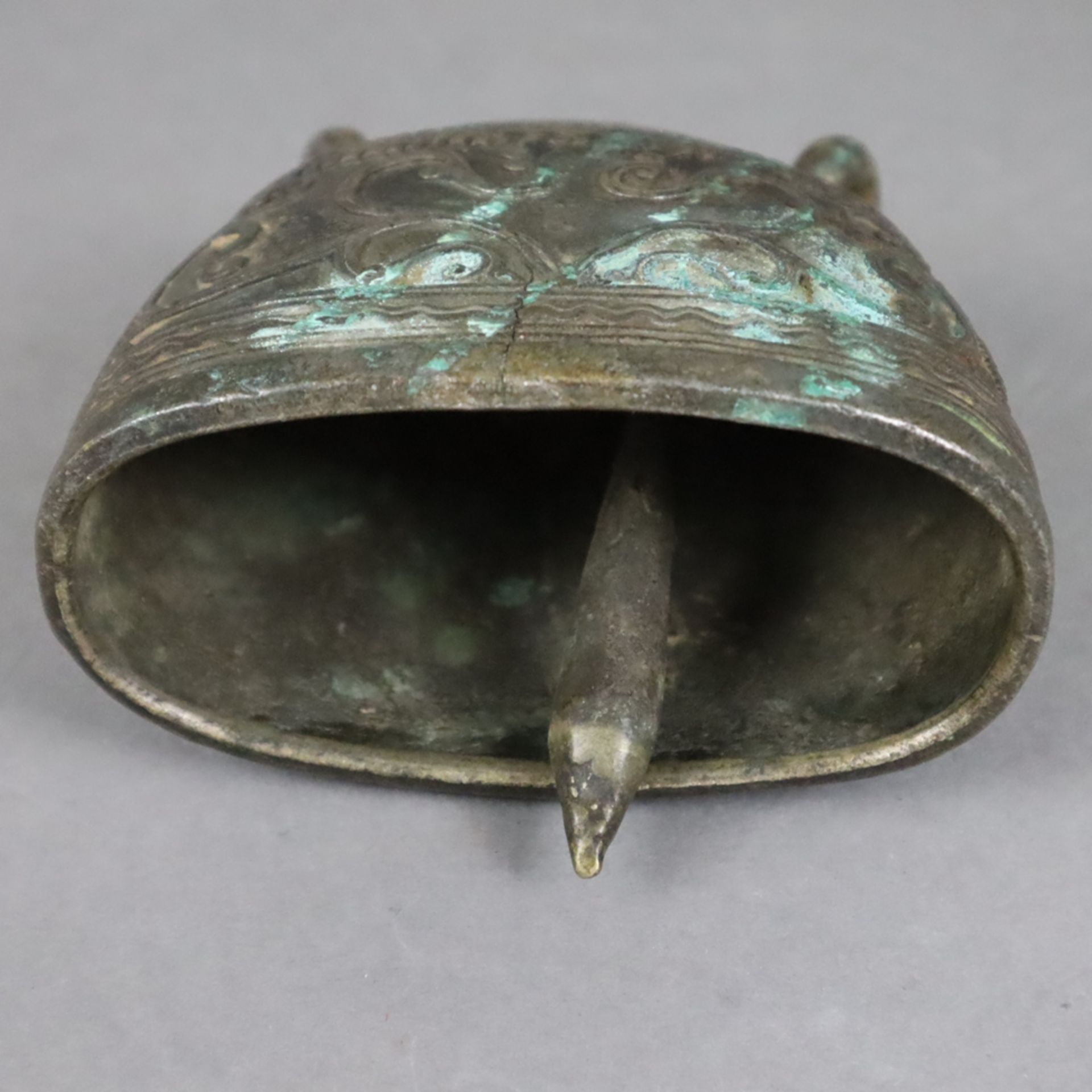 Kleine Glocke - Burma/Myanmar, Bronzelegierung, abgeflachter Korpus mit seitlich angesetzten Ösen z - Bild 5 aus 5