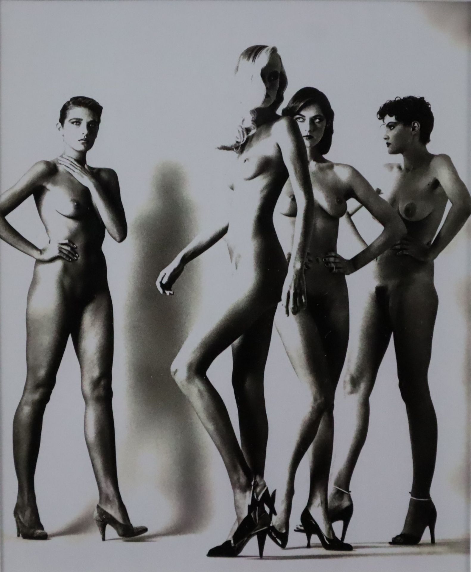 Newton, Helmut (Berlin 1920 - Los Angeles 2004) - "Walking women", Paris 1980, Offsetdruck, mit PP
