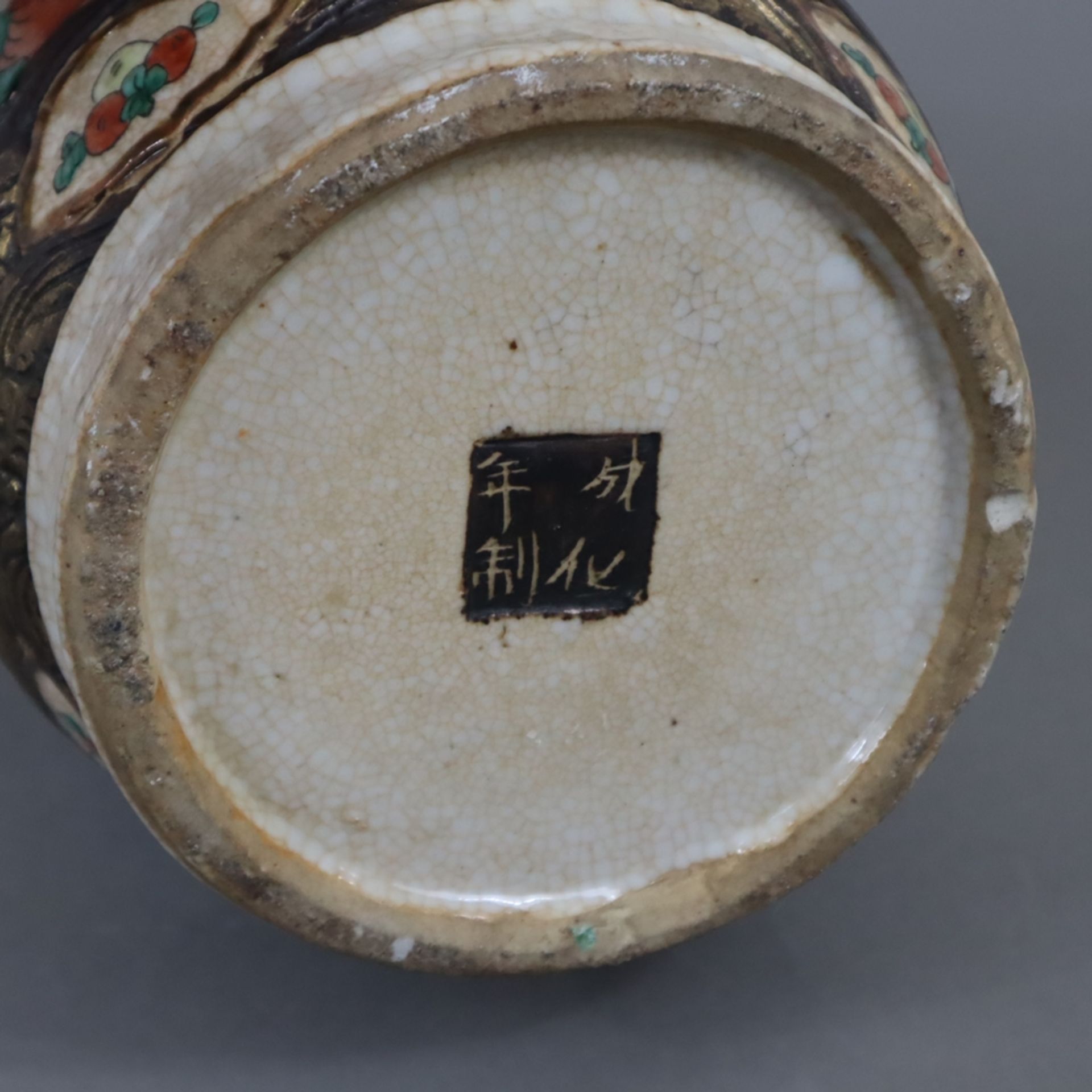 Balustervase auf Holzstand - China, gräuliche bzw. bräunliche Glasur mit feinem Craquelé, polychrom - Bild 16 aus 16