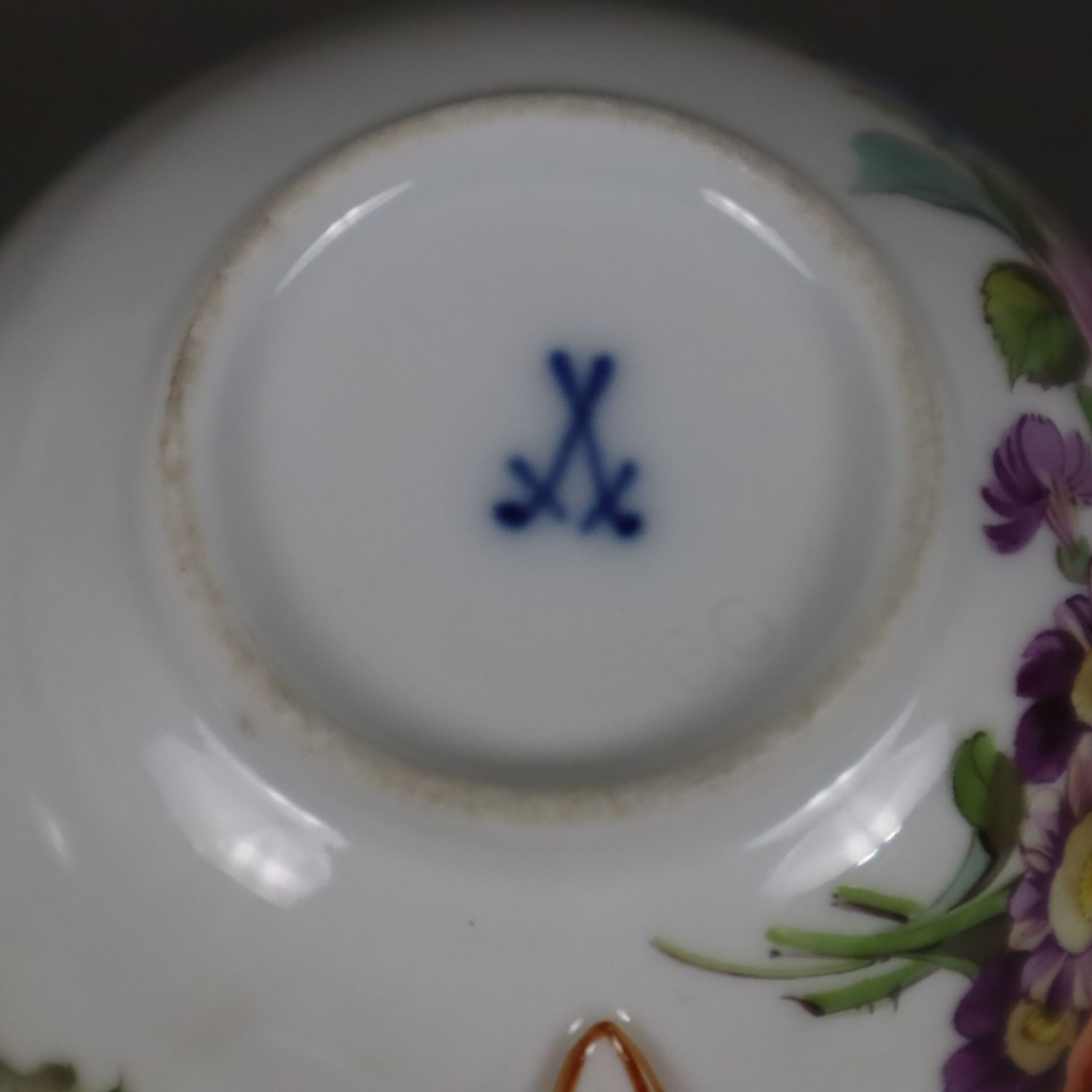 Teetasse mit Untertasse - Meissen, 18./19.Jh., Porzellan, polychrome Blumenmalerei, ockerfarbene Rä - Bild 7 aus 8