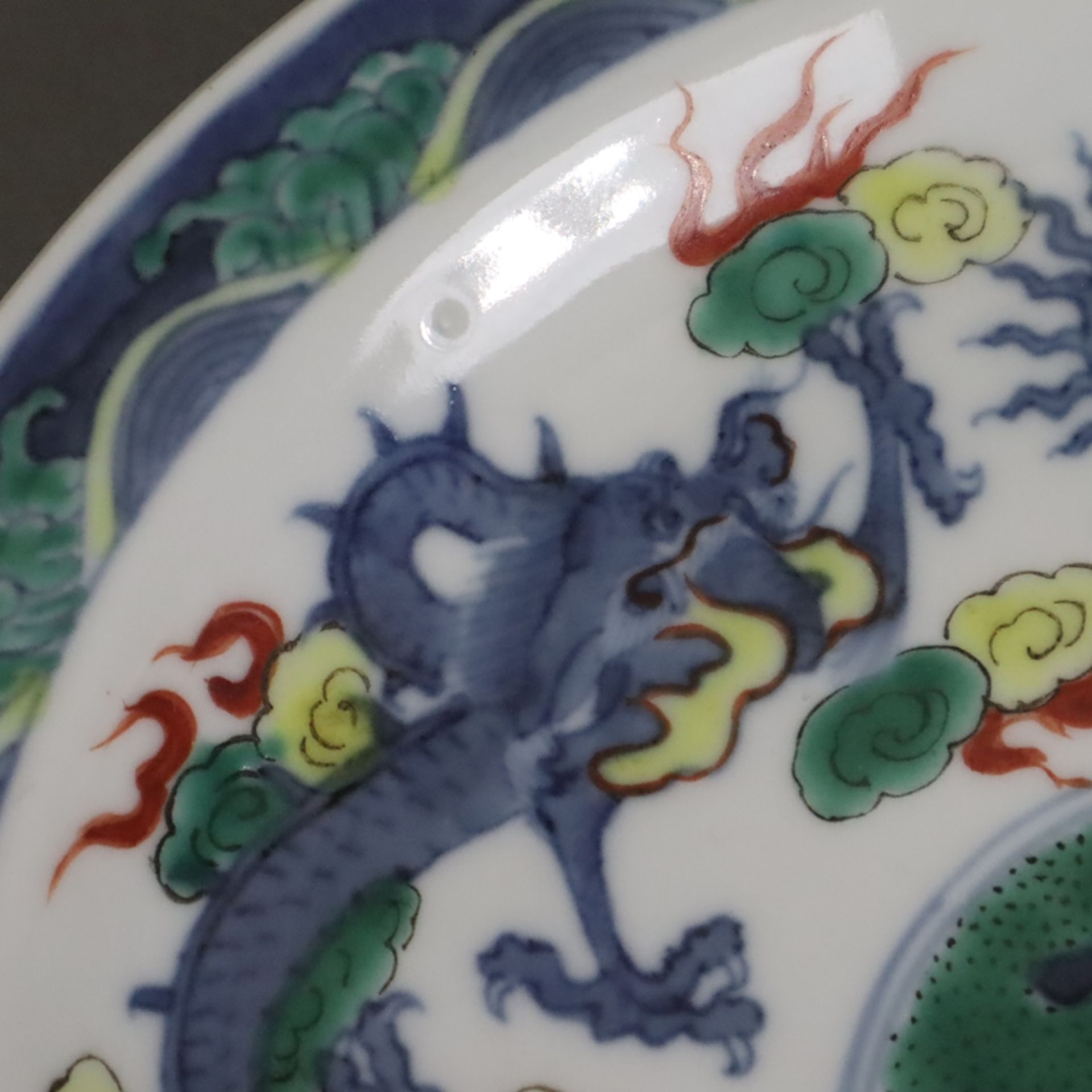 Drachenteller - China, runde Form dekoriert in Unter- und Aufglasur mit Drachenpaar in Wolken, Flam - Bild 3 aus 8