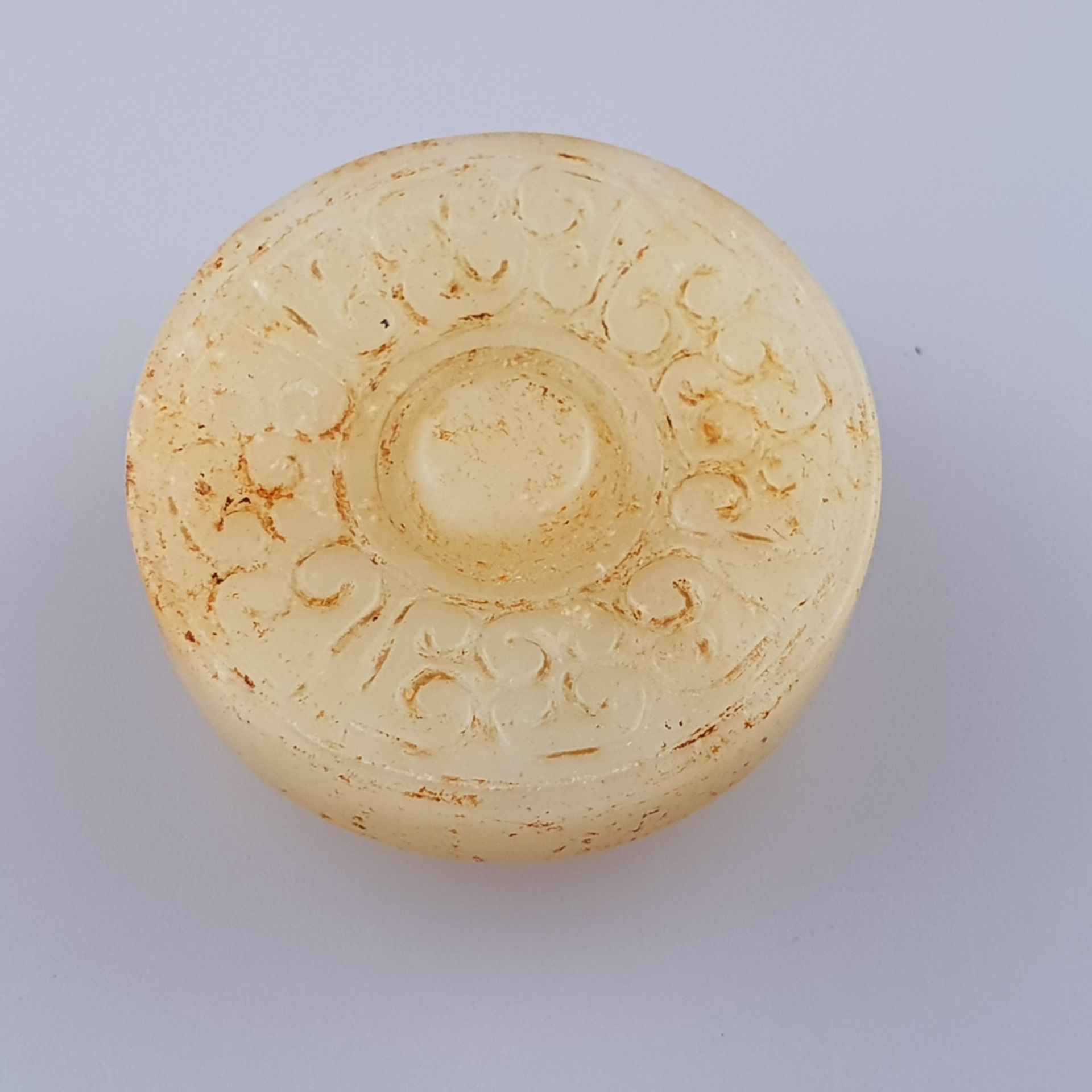 Jade-Hutknopf - China, Qing-Dynastie, helle Jade mit leichten rostbraunen Verfärbungen, teils fein  - Bild 2 aus 6