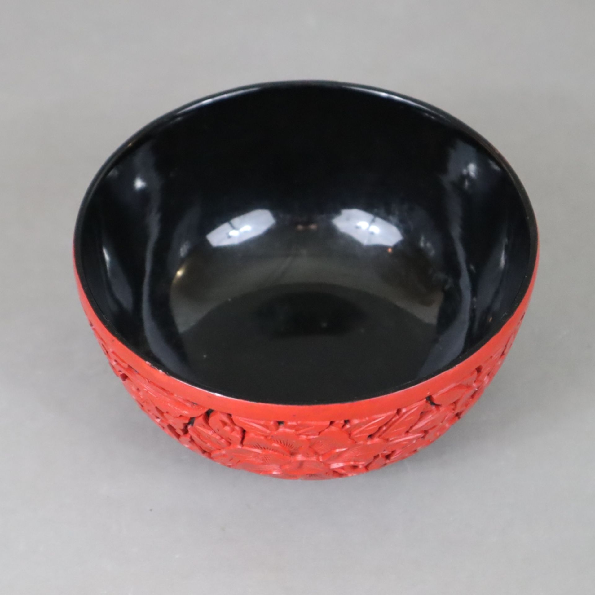 Lackschale - China 20.Jh., runde Form auf schmalem Standring, außen Rotlack mit Päonienblüten, Loto - Bild 2 aus 5