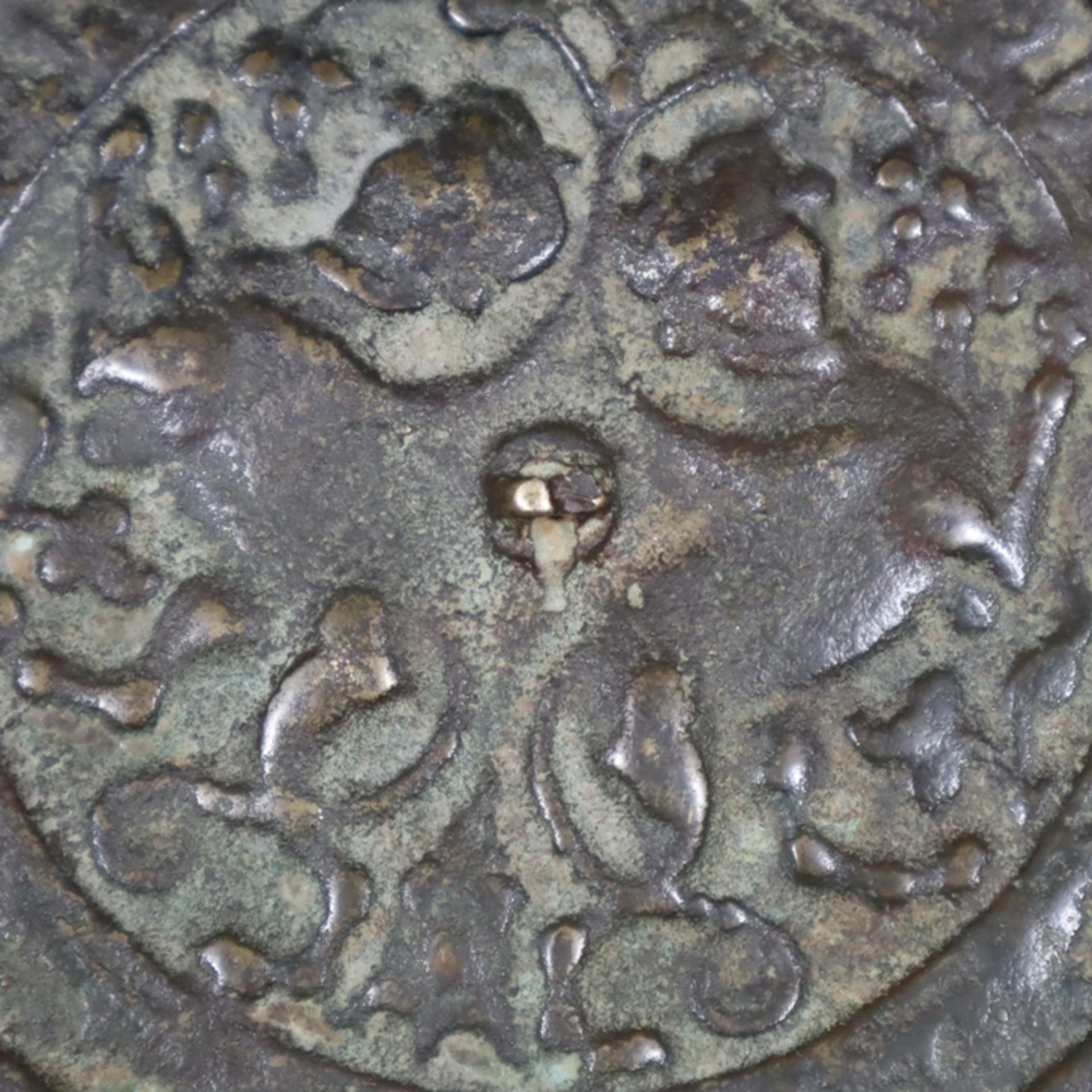 Zwei kleine Spiegel - Bronze, runde, flache teils passig geschweifte Scheibenform mit zentralem Kna - Image 4 of 5