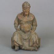 Kriegsgott Guandi - Holzfigur im Ming-Stil, in breitbeiniger Sitzhaltung thronend, verso Aushöhlung