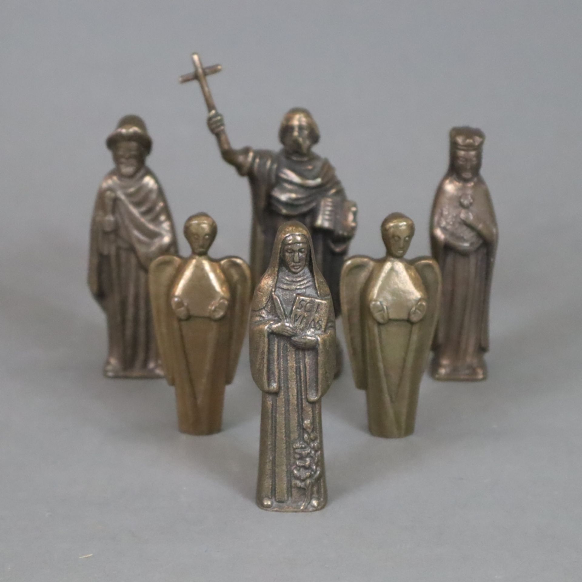 Sechs Miniaturfiguren - 20.Jh., Bronze, braun patiniert, 1x Apostel Paulus, 3x Heiligenfiguren, rüc