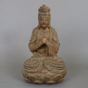 Guanyin-Figur-- geschnitzte Holzskulptur einer in ardha padmasana auf Lotossockel sitzenden Guanyin