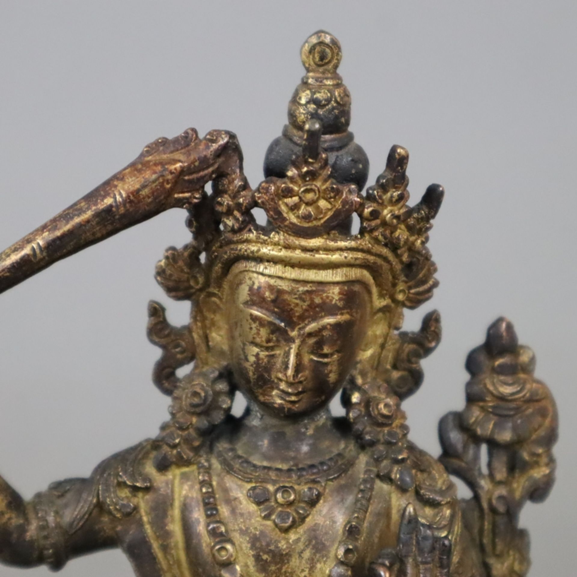 Bodhisattva Manjushri - Nepal, Gelbbronze, Reste von Vergoldung, der Bodhisattva der Weisheit in Va - Bild 2 aus 8