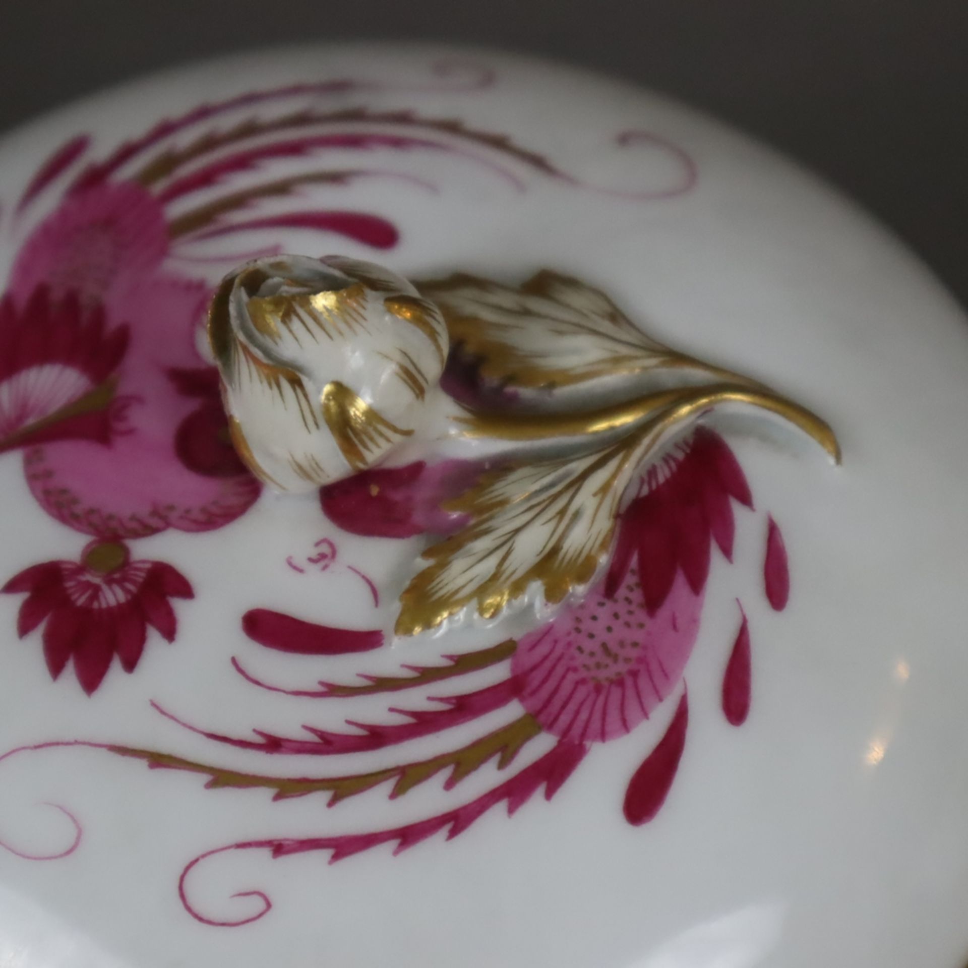 Deckeldose - Meissen, 1850-1924, Porzellan, Dekor "Hofdrache" in Purpurrot, Goldstaffage, runde For - Image 3 of 8