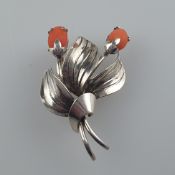 Korallenbrosche in Sträußchenform - 800er Silber, gestempelt mit Meisterpunze, als Blüten zwei Kora