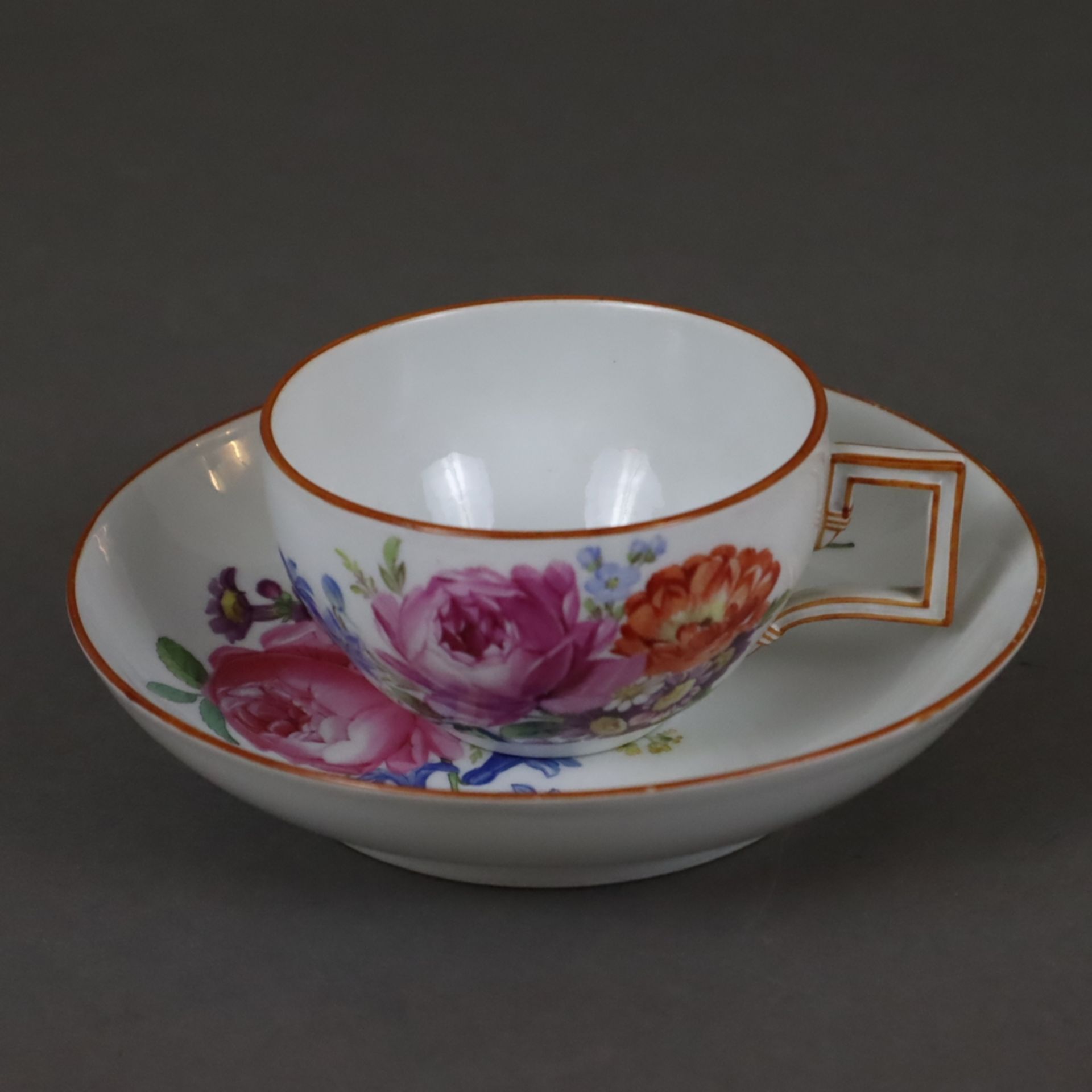 Teetasse mit Untertasse - Meissen, 18./19.Jh., Porzellan, polychrome Blumenmalerei, ockerfarbene Rä