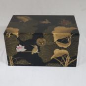 Chinesische Lacktruhe - schwarz lackiert, polychrom und goldfarben bemalt, rechteckige Truhe mit Sc