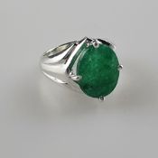 Smaragd-Silberring - Sterling Silber, gestempelt, Ringkopf besetzt mit Smaragd im Ovalschliff von c