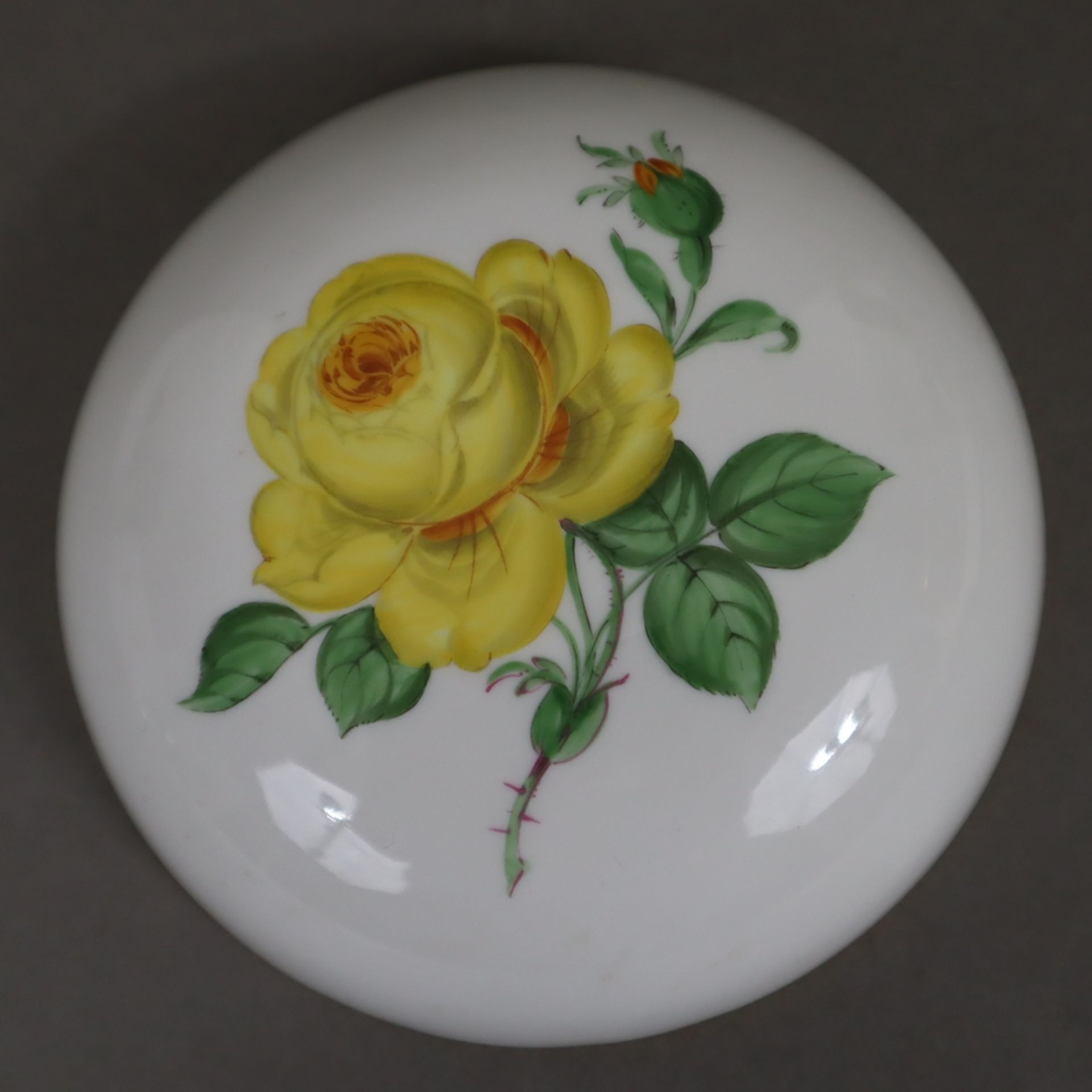 Deckeldose Meissen - Porzellan, Dekor "Gelbe Rose", gedrückte Kugelform mit Stülpdeckel, polychrome - Image 3 of 8