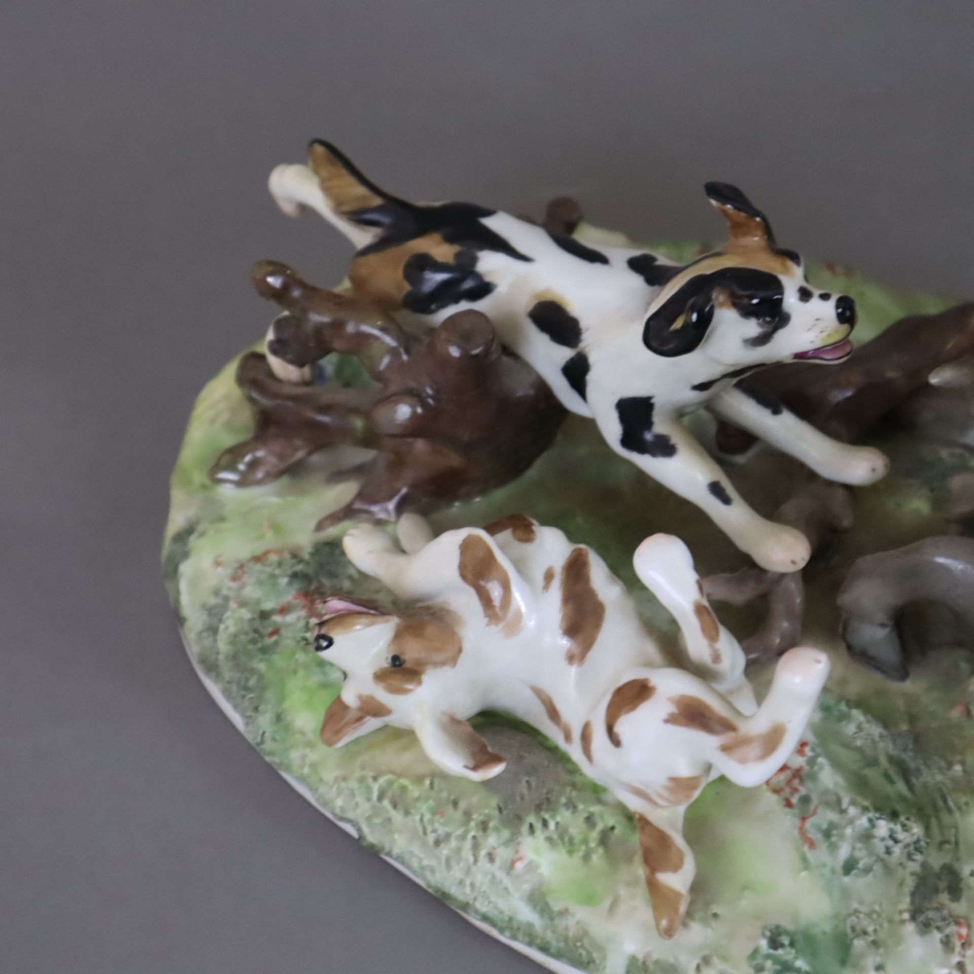 Tiergruppe „Sauhatz“ - Porzellan mit polychromer Bemalung, Jagdszene mit von drei Jagdhunden angegr - Bild 5 aus 11