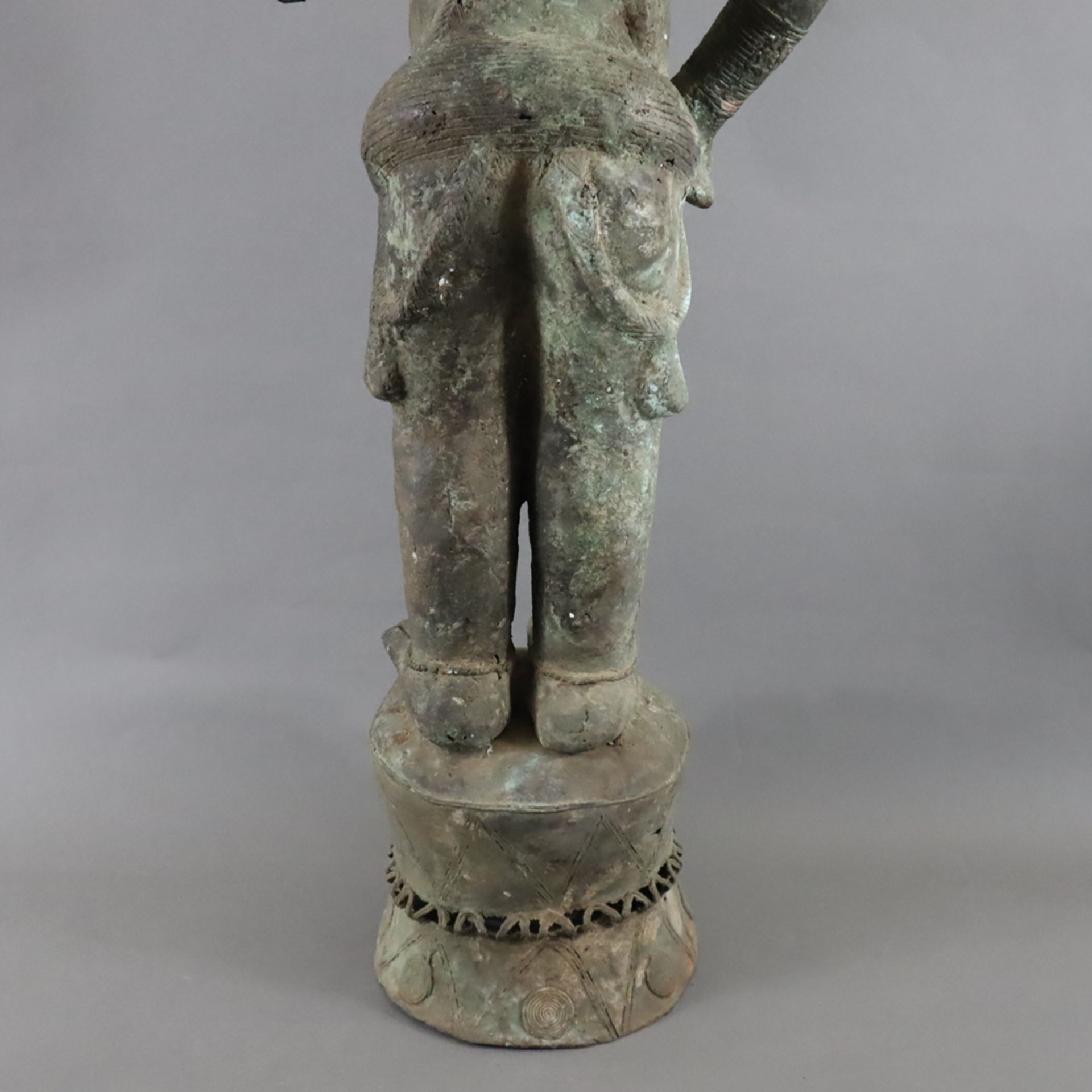 Kriegerfigur - Bronzeskulptur auf teils durchbrochenem Rundsockel, wohl Yoruba/Nigeria, nach 1900,  - Bild 10 aus 10