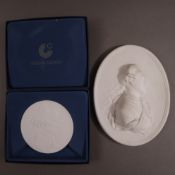 Zwei Reliefplaketten mit Goethe-Portrait - Biskuitporzellan, 1x Goethe-Medaille - Goethe Institut, 
