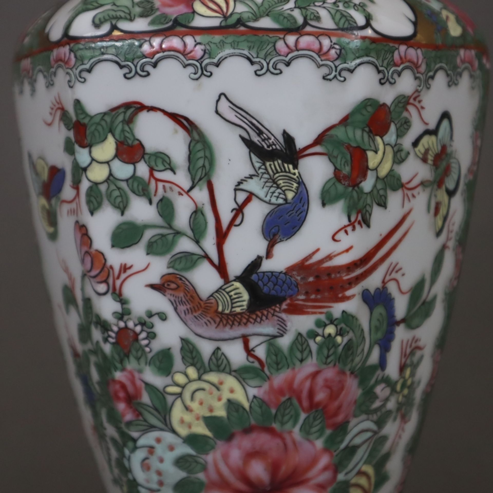 Balustervase - China, Porzellan mit polychromer Emailmalerei, mehrkantige Wandung bemalt mit großen - Bild 5 aus 10
