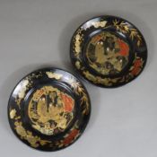 Zwei kleine Lackteller - Japan, flach gemuldete Form, schwarzer Lack mit Gold-/Silberstaffage, im S