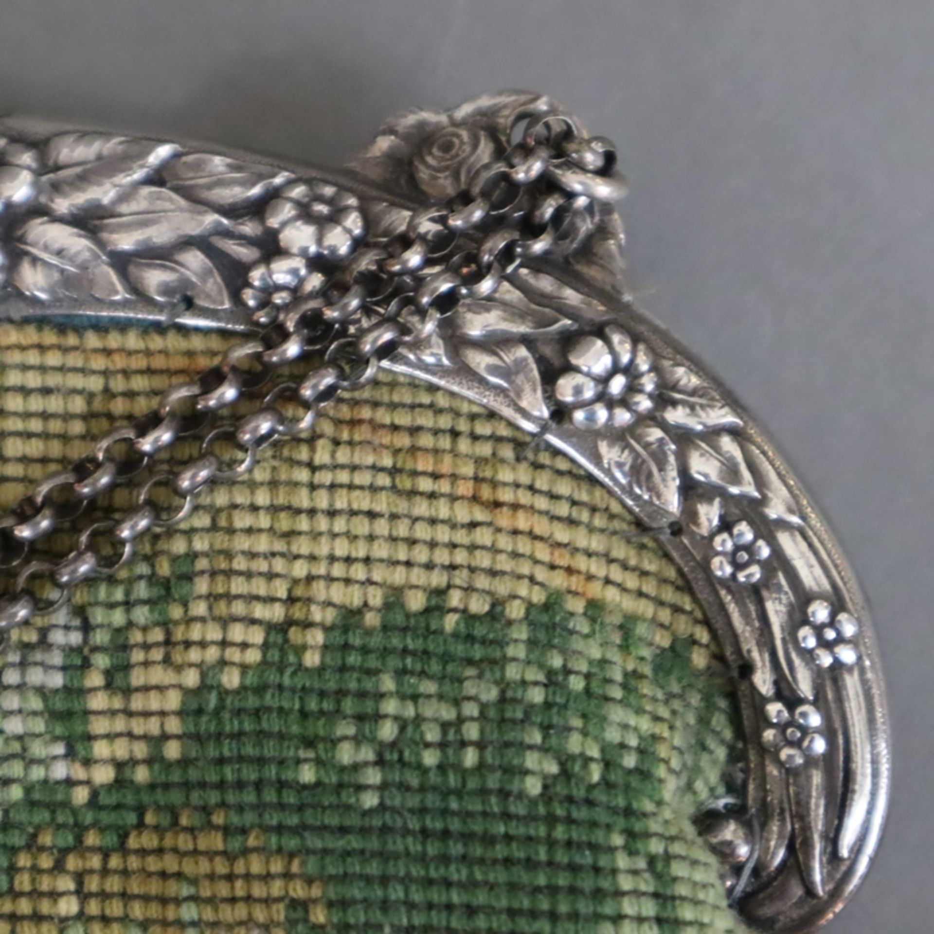 Gobelin-Handtasche - deutsch, 800er Silber-Bügel mit Blumenrelief und Monogramm 'GS', Punzen: 800, - Image 5 of 7