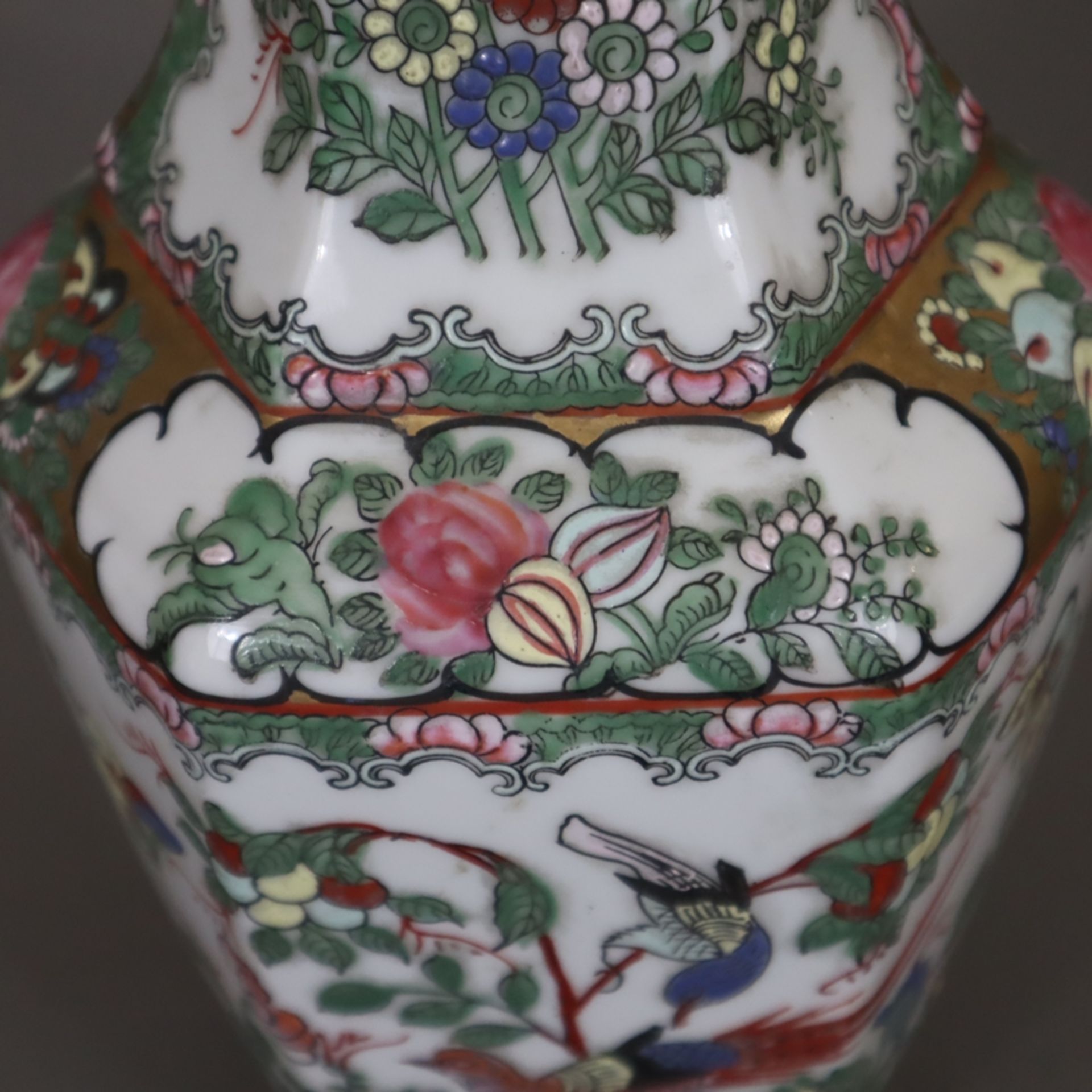 Balustervase - China, Porzellan mit polychromer Emailmalerei, mehrkantige Wandung bemalt mit großen - Bild 6 aus 10