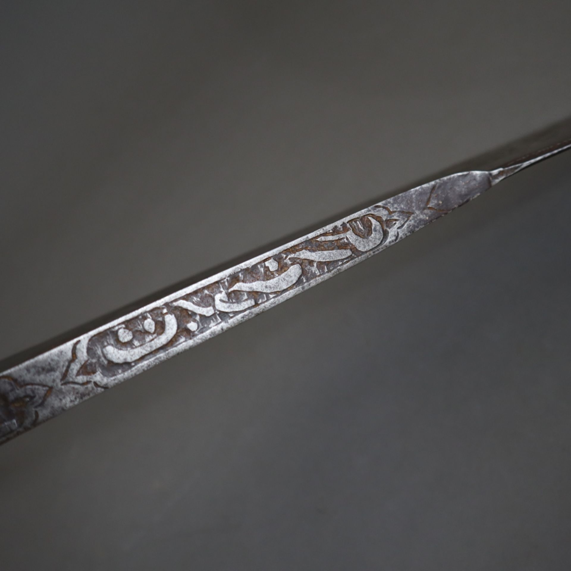 Tegha-Schwert - Mogul-Indien, 18./19. Jh., Eisen und vergoldete/tauschierte Bronze, breite und schw - Image 13 of 15