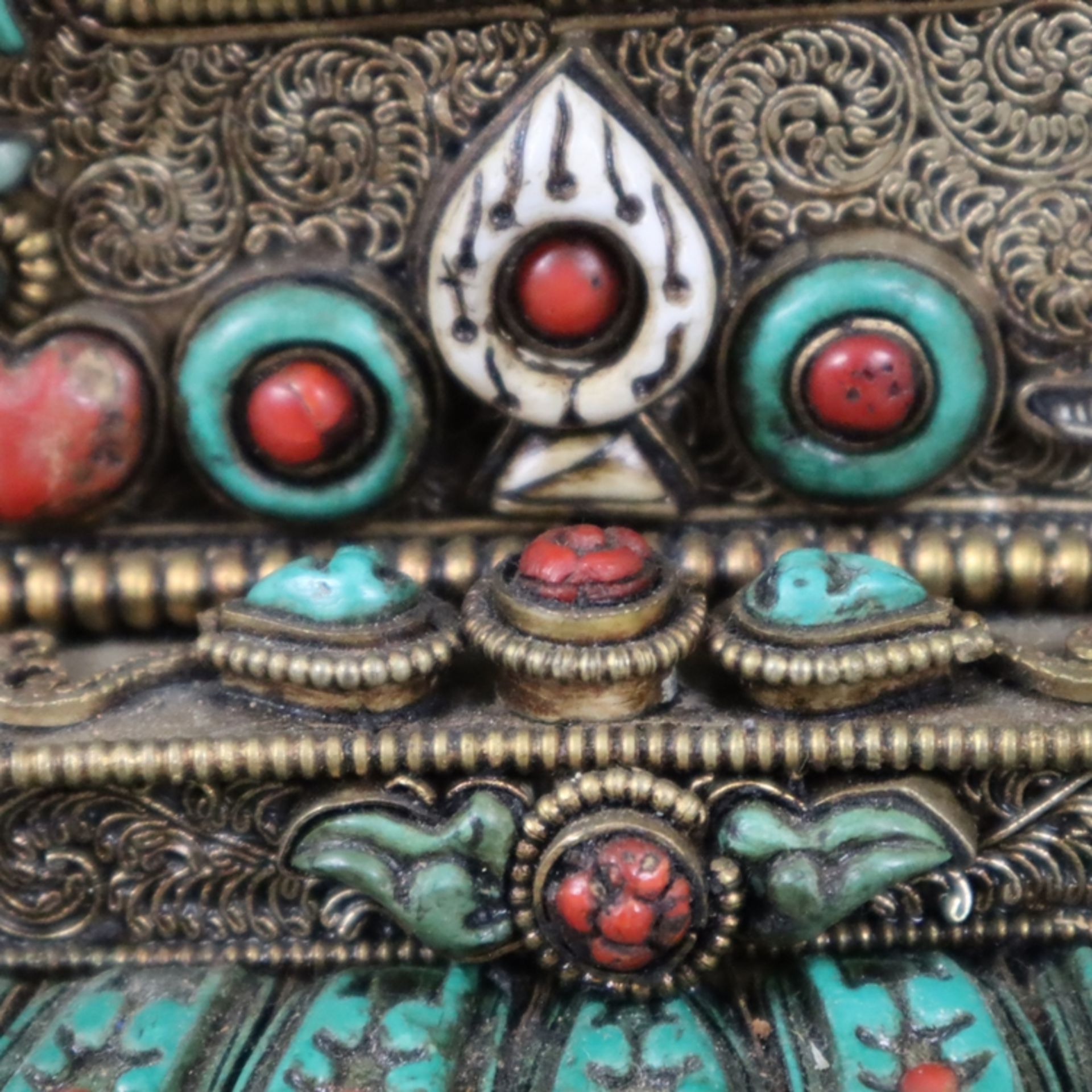 Kleiner tragbarer Prunkschrein (Gau) mit Manjushri-Figur - Tibet, Silberlegierung, geschweiftes Geh - Bild 8 aus 11