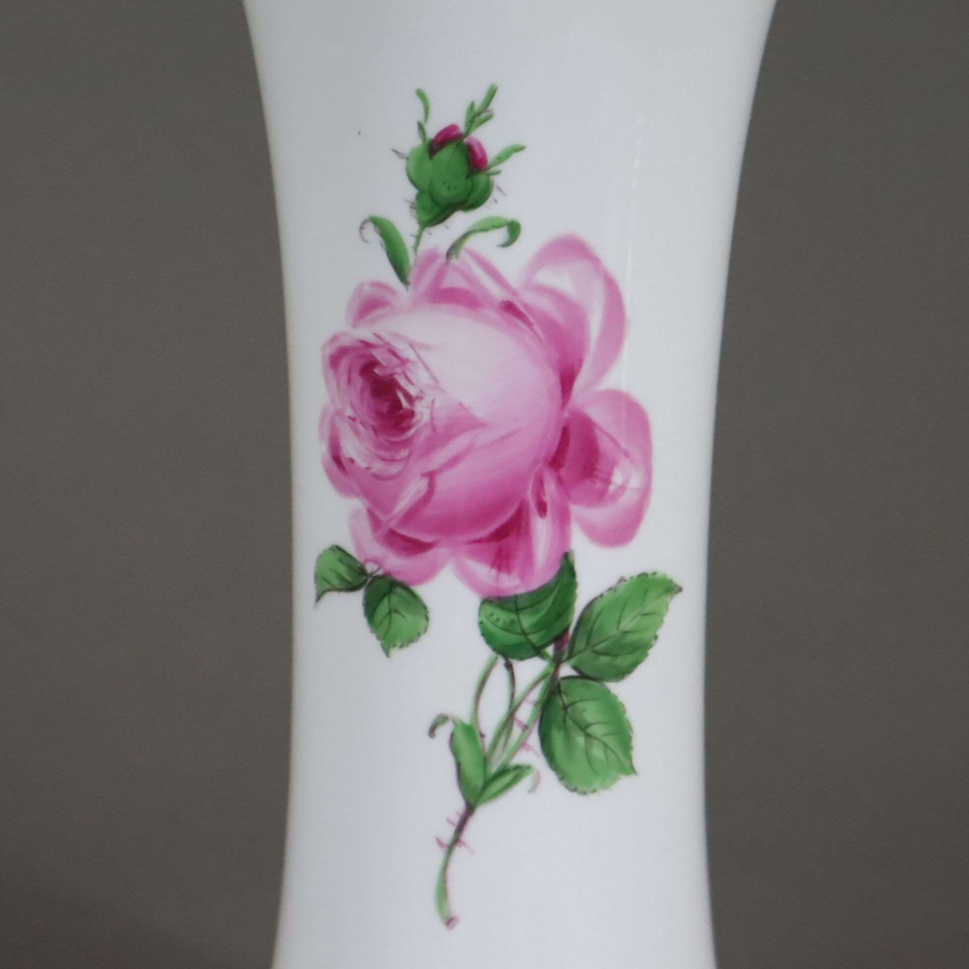 Vase - Meissen, Pfeifferzeit (1924-1934), Dekor "Rote Rose", Keulenform, Porzellan, polychrome flor - Bild 3 aus 7