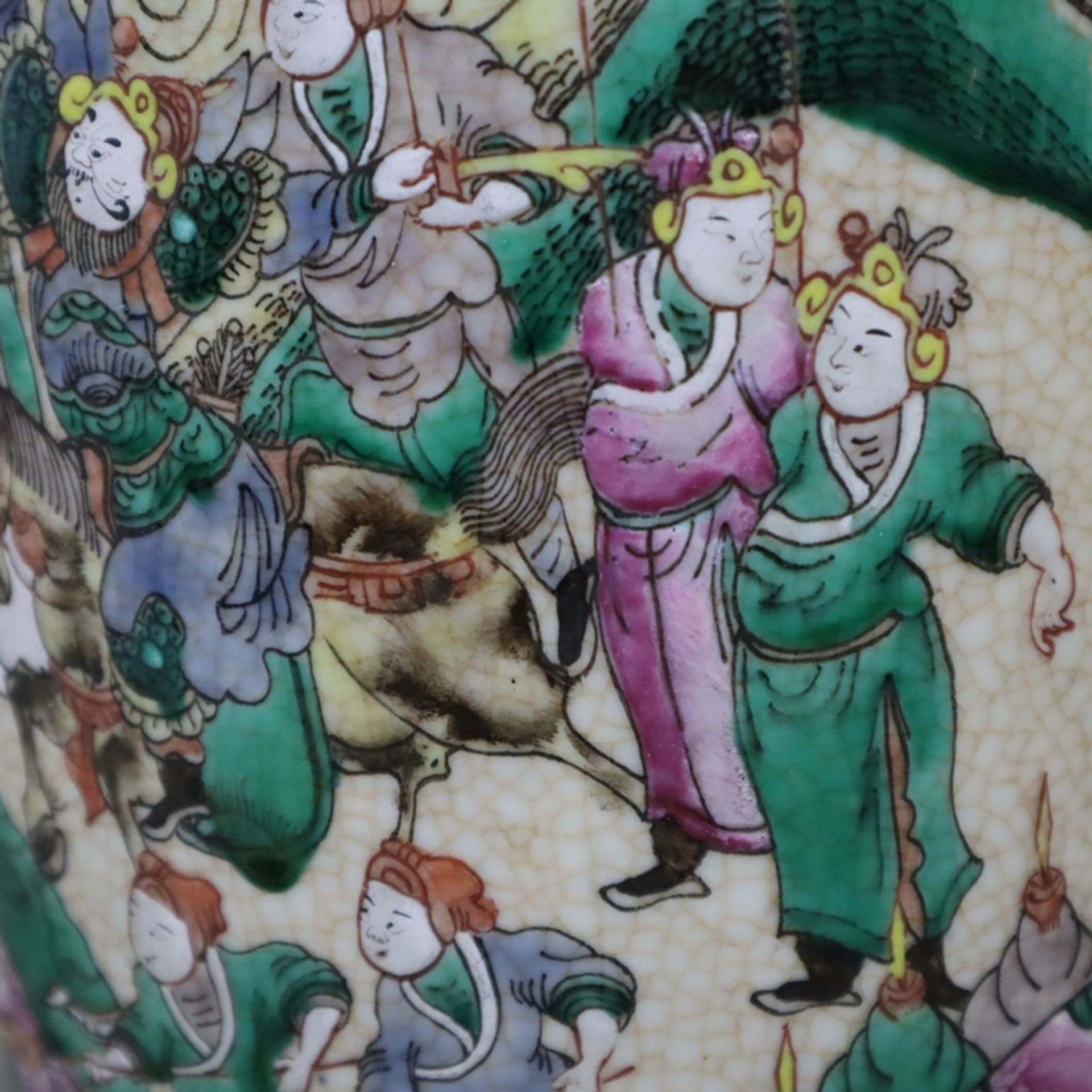 Balustervase auf Holzstand - China, gräuliche bzw. bräunliche Glasur mit feinem Craquelé, polychrom - Bild 9 aus 16