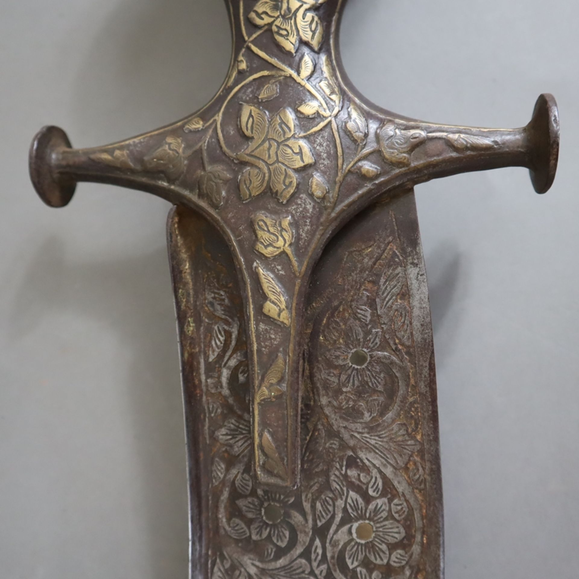 Tegha-Schwert - Mogul-Indien, 18./19. Jh., Eisen und vergoldete/tauschierte Bronze, breite und schw - Image 3 of 15