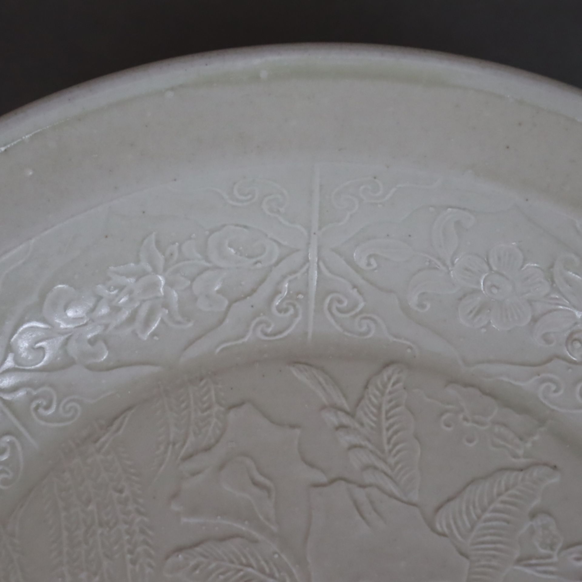 Flache Schale - China, Steinzeug, runde Form ohne Standring, allseits gräuliche Glasur, im Inneren  - Bild 3 aus 8