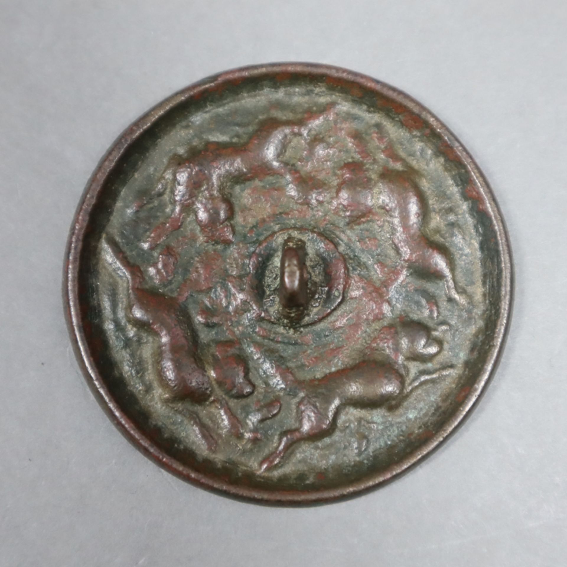 Zwei kleine Spiegel - Bronze, runde, flache teils passig geschweifte Scheibenform mit zentralem Kna - Image 2 of 5