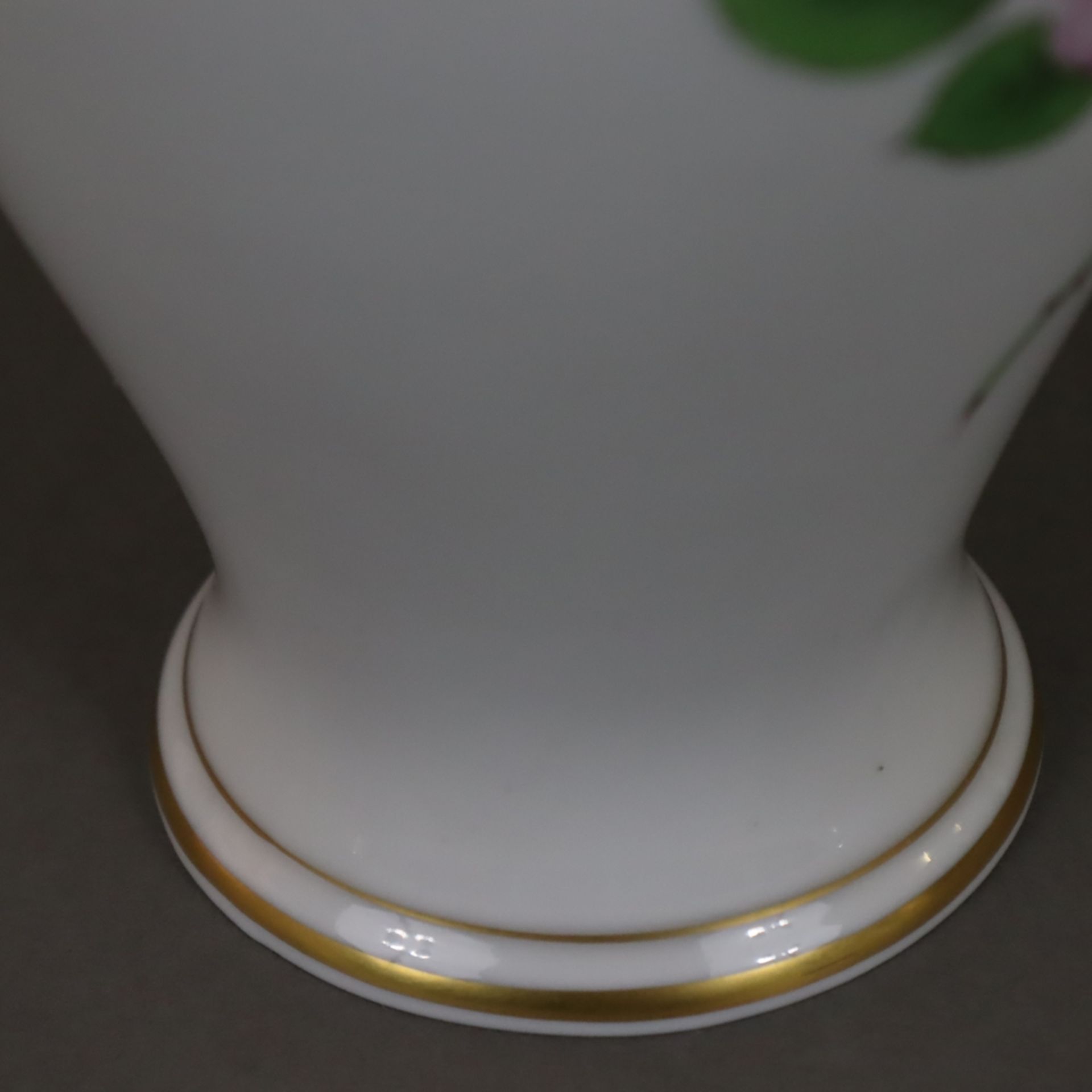 Vase - Meissen, 20.Jh., Dekor "Rote Rose", Porzellan, Balusterform, polychrome florale Bemalung, Go - Image 6 of 8