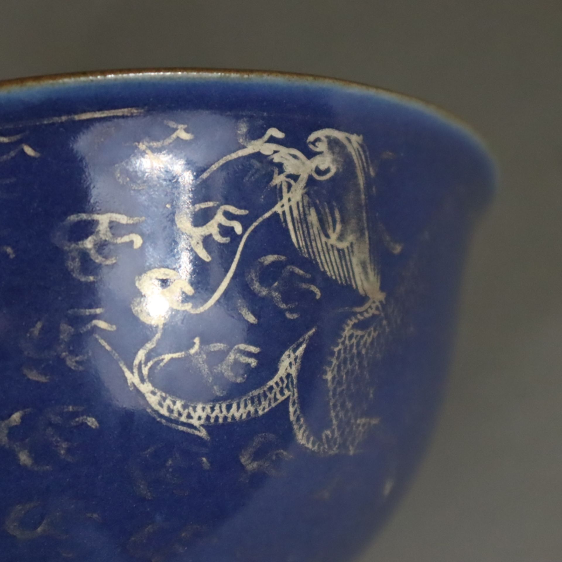 Drachenschale - Porzellan, runde Wandung mit ausgestelltem Rand auf kleinem Standring, außen puderb - Bild 6 aus 8