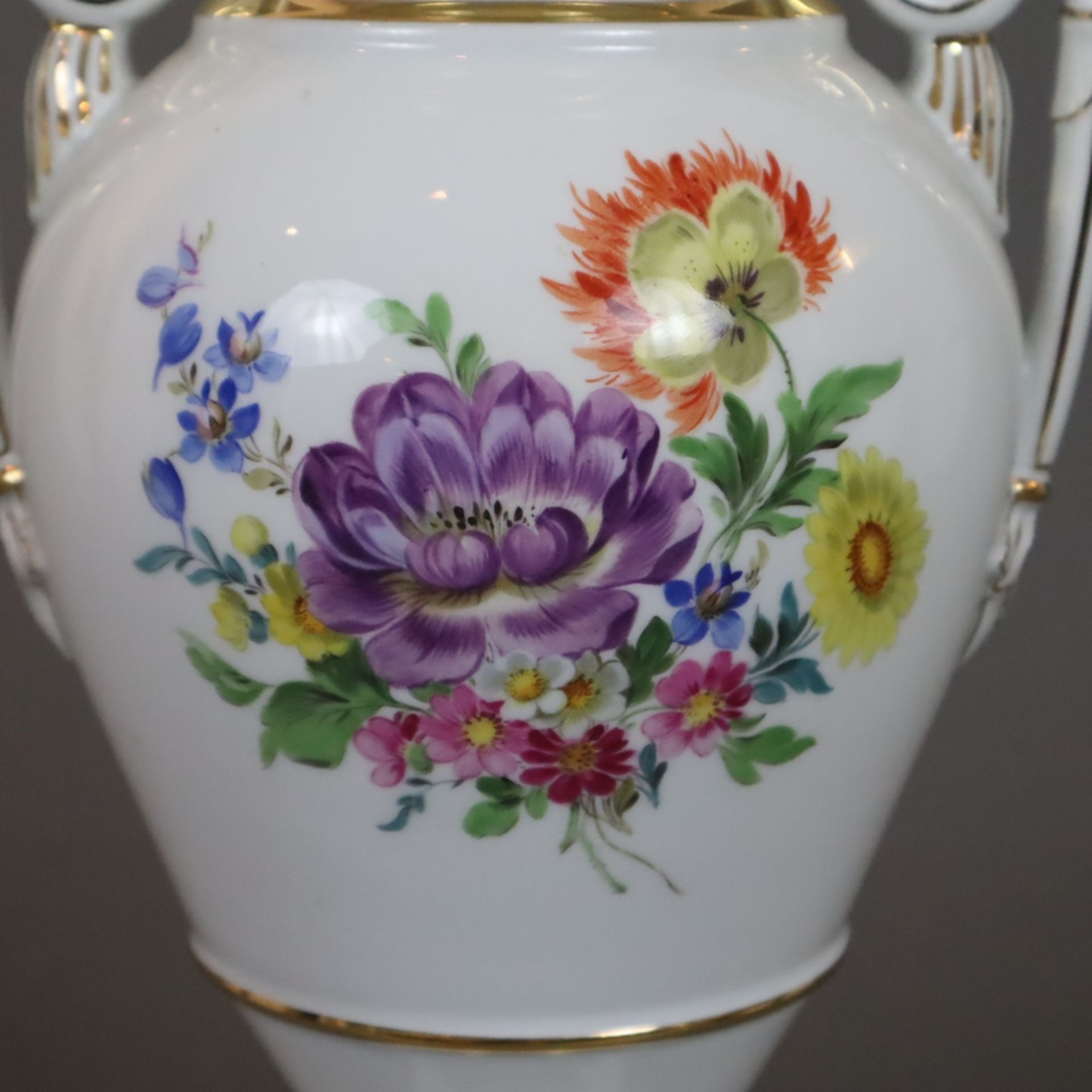 Volutenhenkel-Vase - Meissen, Empireform, Porzellan, beidseitige polychrome Blumenmalerei, Goldstaf - Bild 6 aus 12