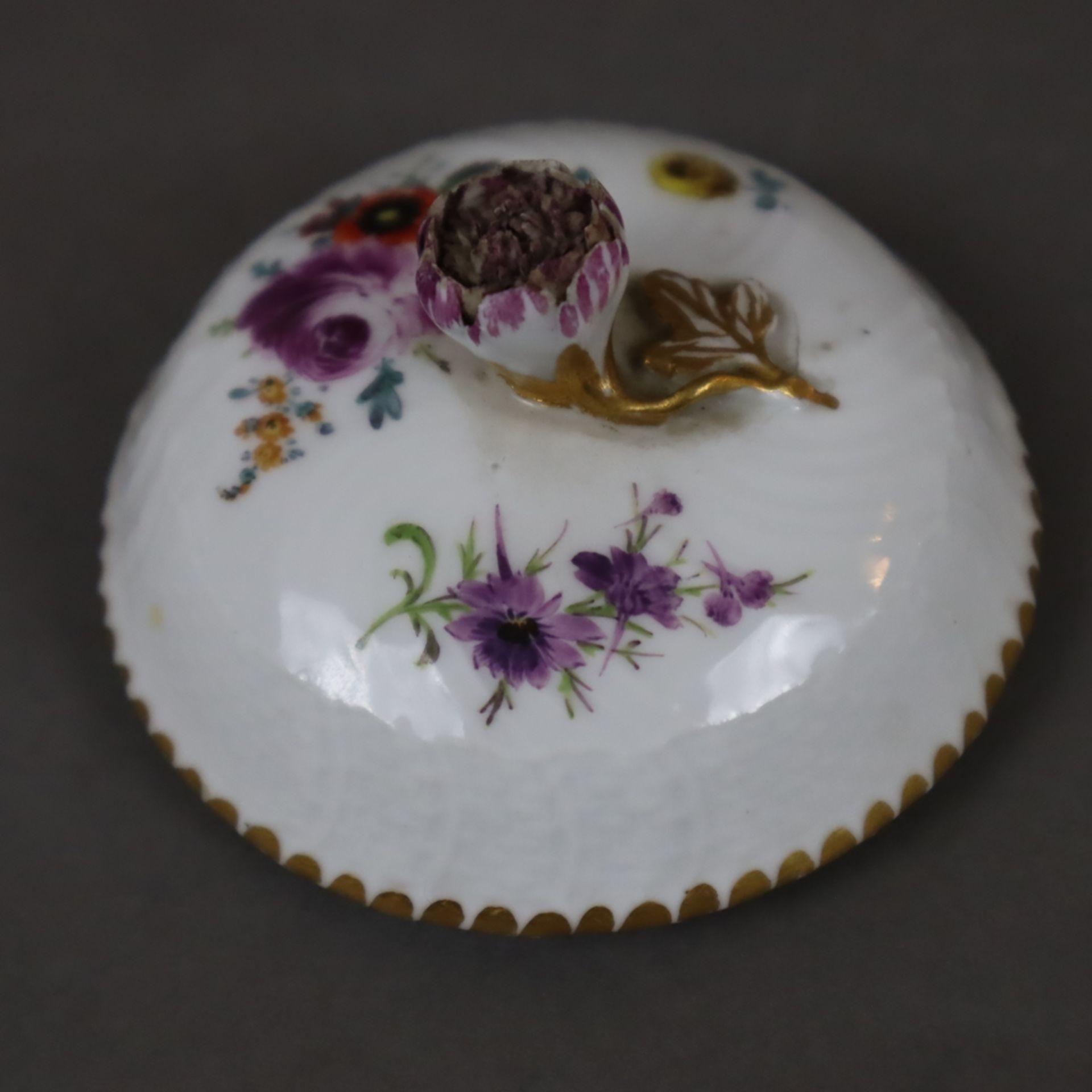 Ein Paar Deckeltassen - Porzellan Meissen, 1763-1774, Reliefdekor "Neuozier", Deckel jeweils mit pl - Image 3 of 10