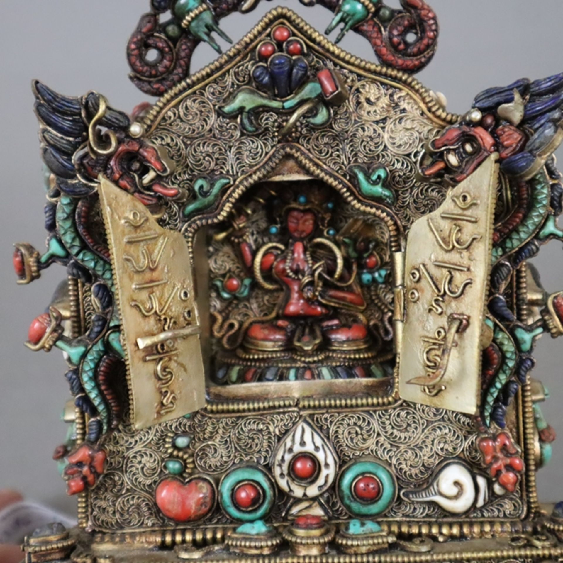Kleiner tragbarer Prunkschrein (Gau) mit Manjushri-Figur - Tibet, Silberlegierung, geschweiftes Geh - Bild 2 aus 11