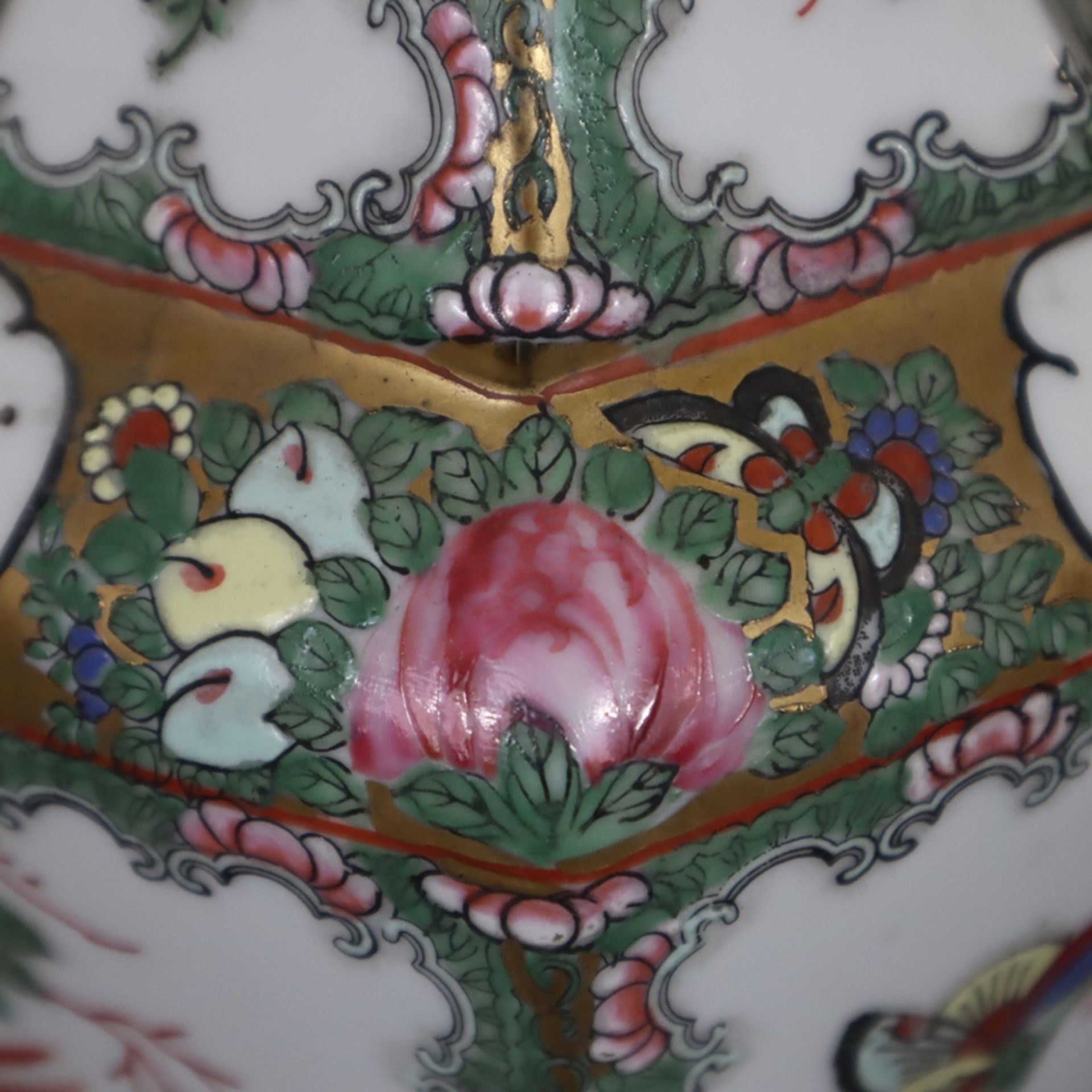 Balustervase - China, Porzellan mit polychromer Emailmalerei, mehrkantige Wandung bemalt mit großen - Bild 9 aus 10