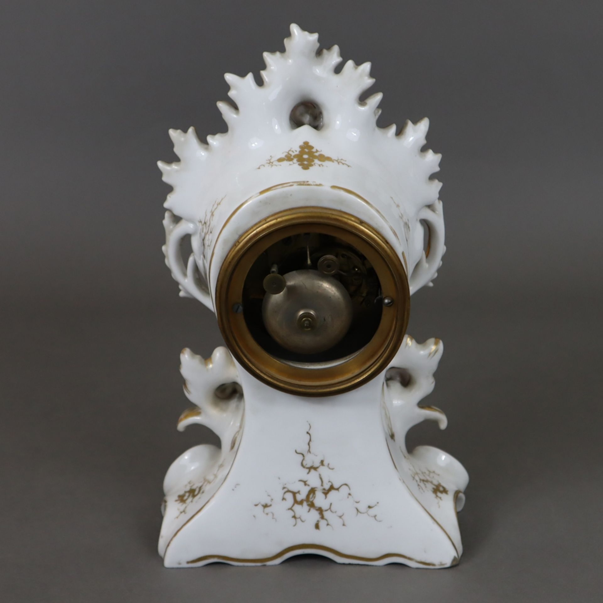Porzellanuhr - teils durchbrochen gearbeitetes Rocaillegehäuse mit polychromer Blumenmalerei, Golds - Image 8 of 11