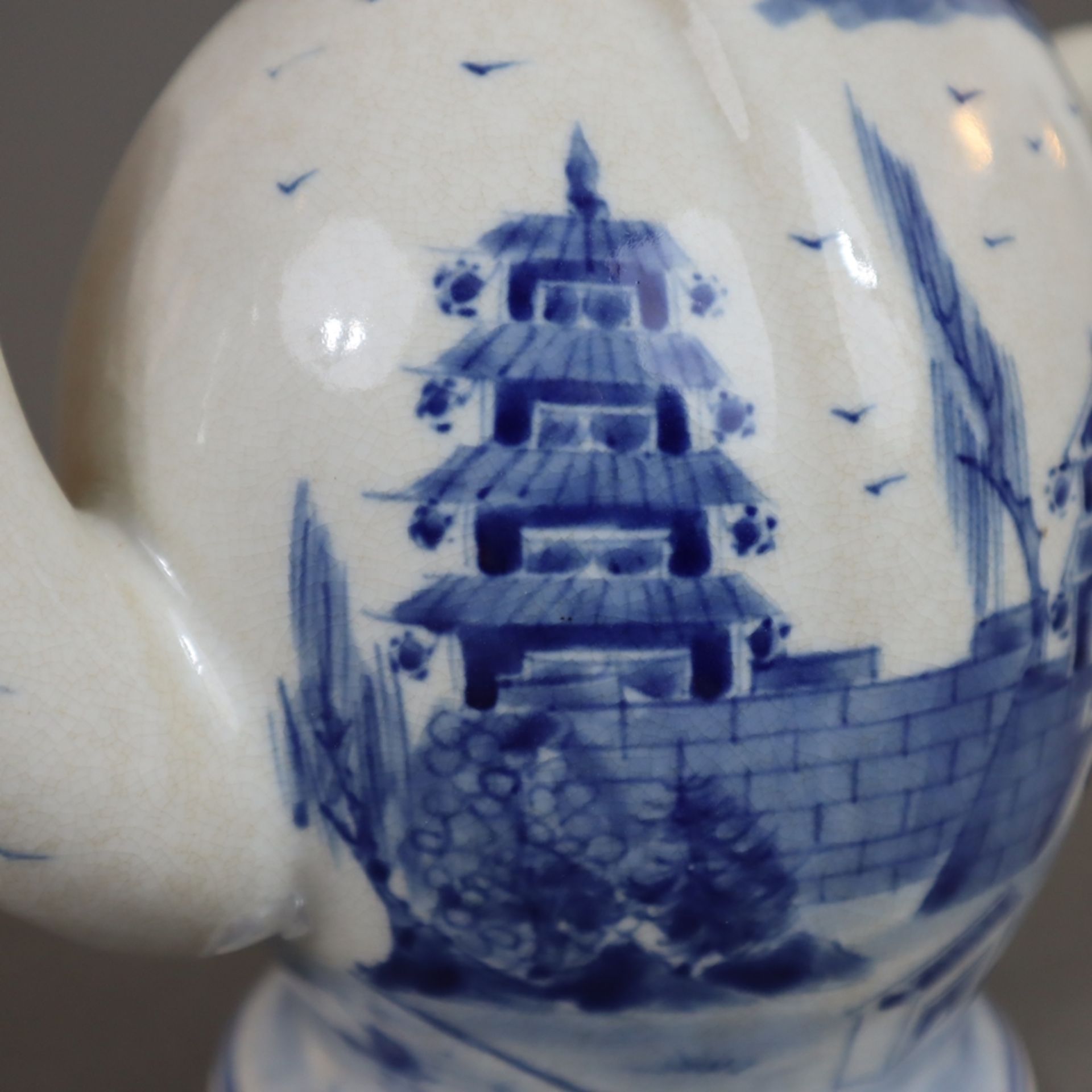 Cadogan-Kanne - China, Bemalung in Unterglasurblau mit Stadtkulisse und Vogelschwarm, bodenseitig r - Bild 4 aus 9