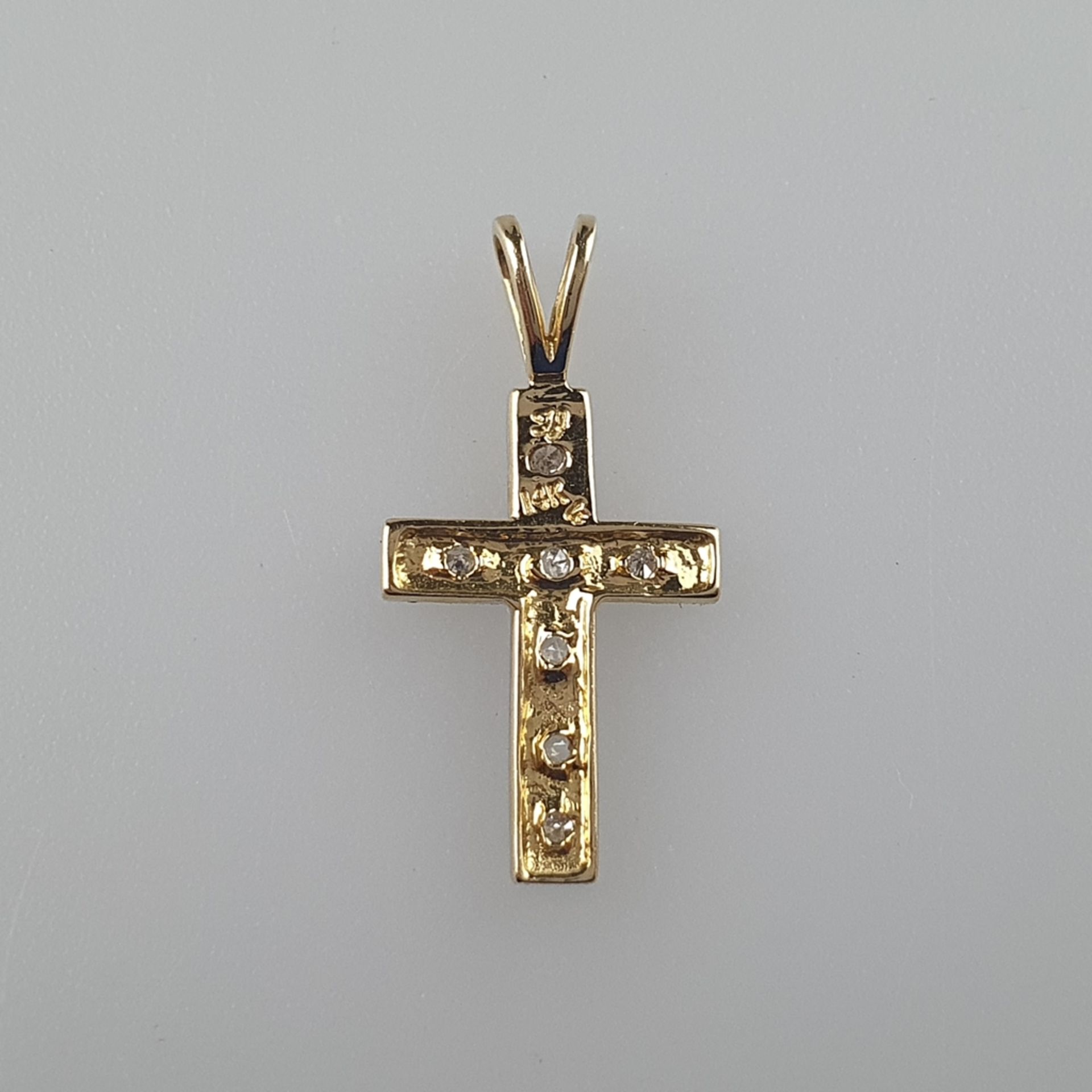 Kleiner Kreuzanhänger - 14 Kt. Gold, schauseitig gestempelt, ausgefasst mit 7 kleinen Diamanten von - Image 3 of 3