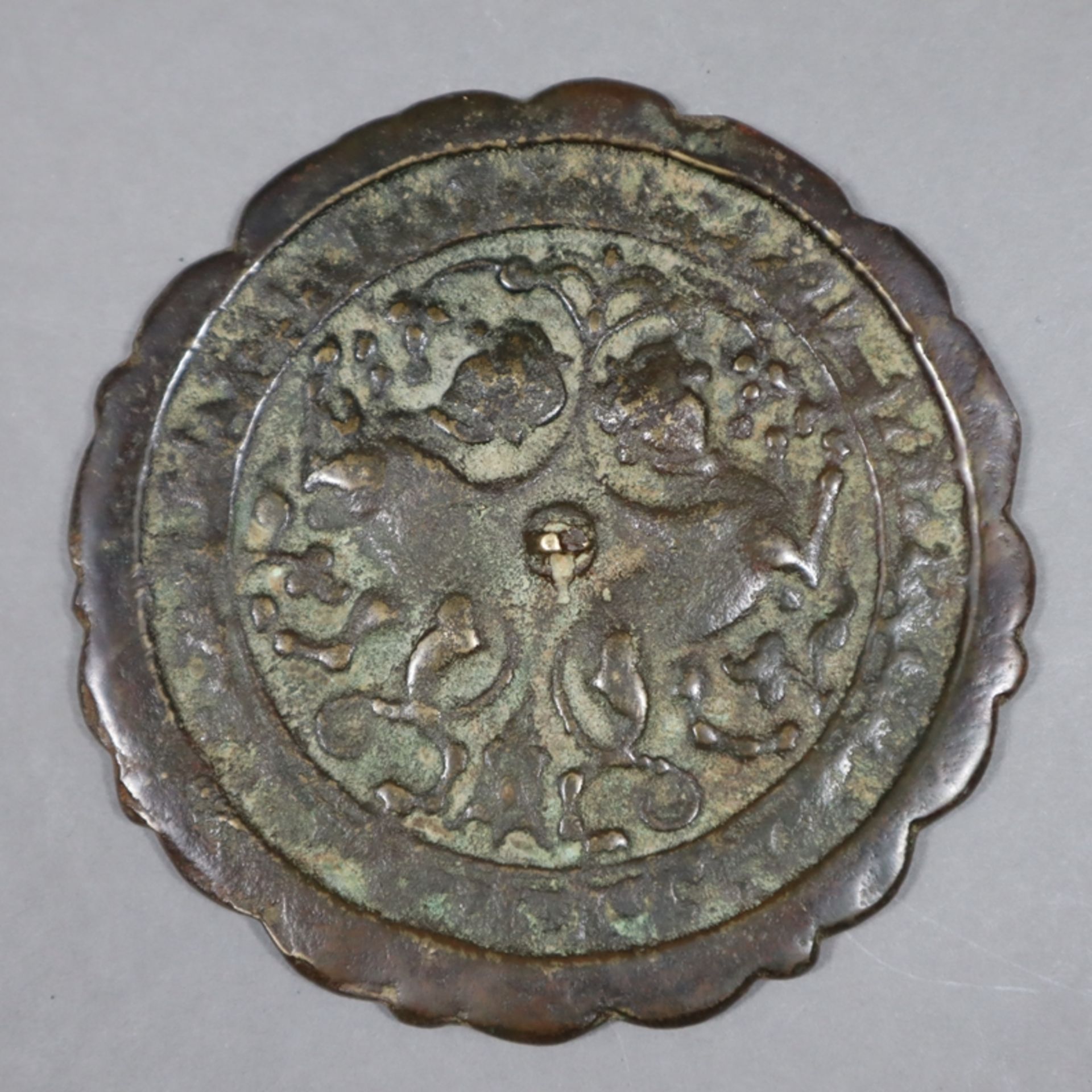 Zwei kleine Spiegel - Bronze, runde, flache teils passig geschweifte Scheibenform mit zentralem Kna - Image 3 of 5