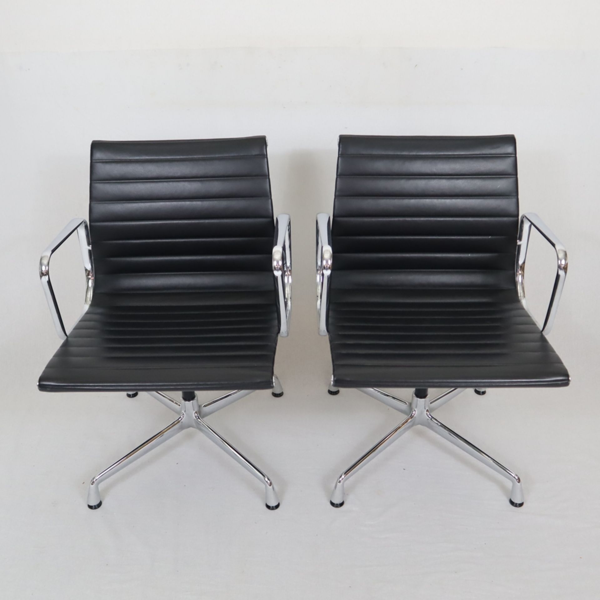 Paar Bürostühle - Entwurf: Charles Eames (1958), Ausführung: Vitra, Modell EA-108 aus der Serie 'Al