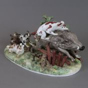 Tiergruppe „Sauhatz“ - Porzellan mit polychromer Bemalung, Jagdszene mit von drei Jagdhunden angegr
