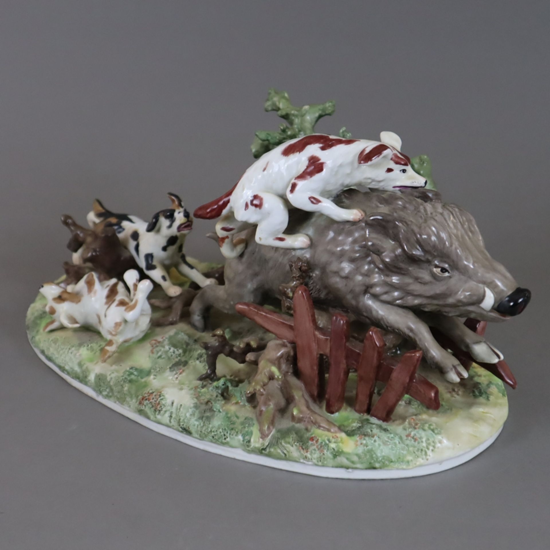 Tiergruppe „Sauhatz“ - Porzellan mit polychromer Bemalung, Jagdszene mit von drei Jagdhunden angegr