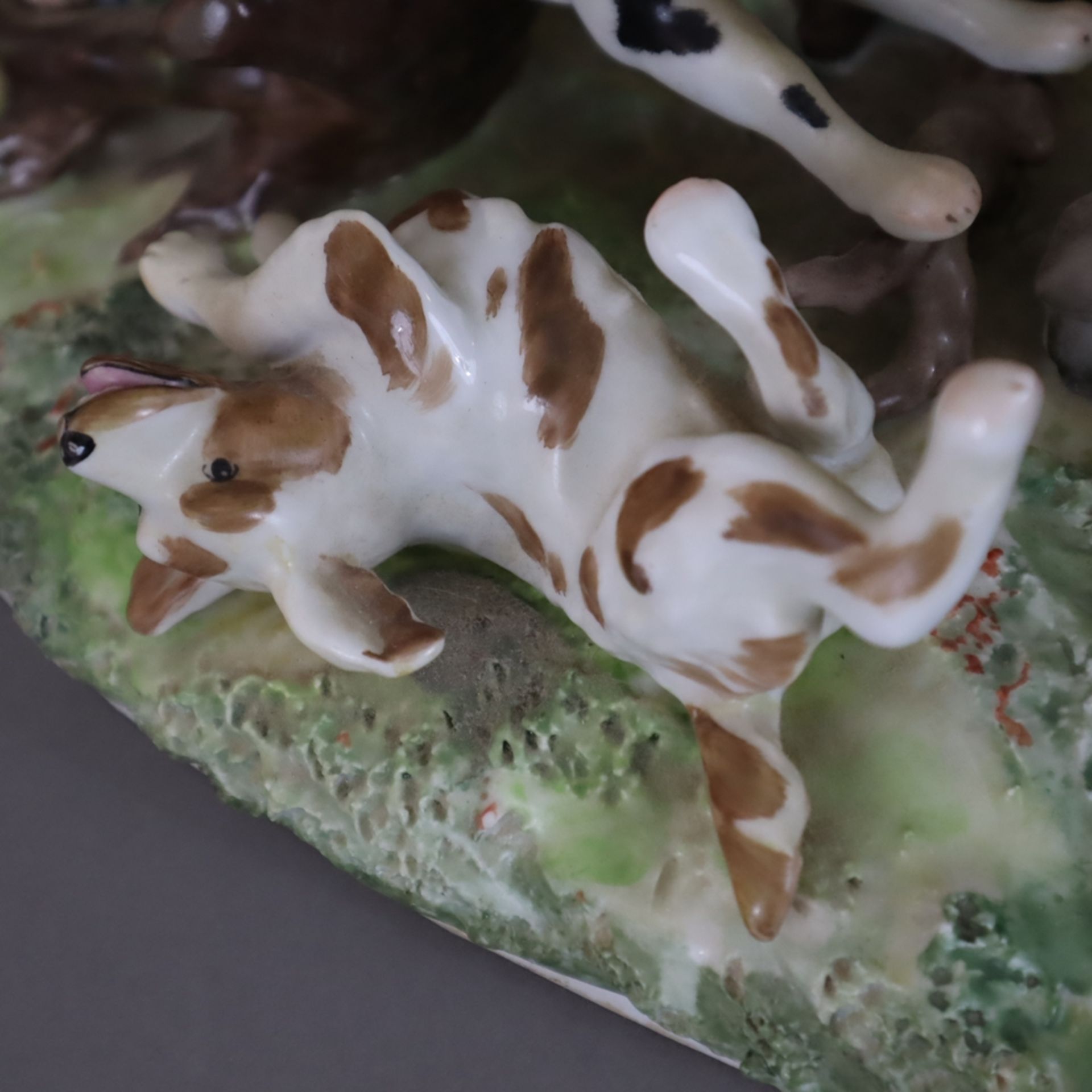 Tiergruppe „Sauhatz“ - Porzellan mit polychromer Bemalung, Jagdszene mit von drei Jagdhunden angegr - Bild 6 aus 11