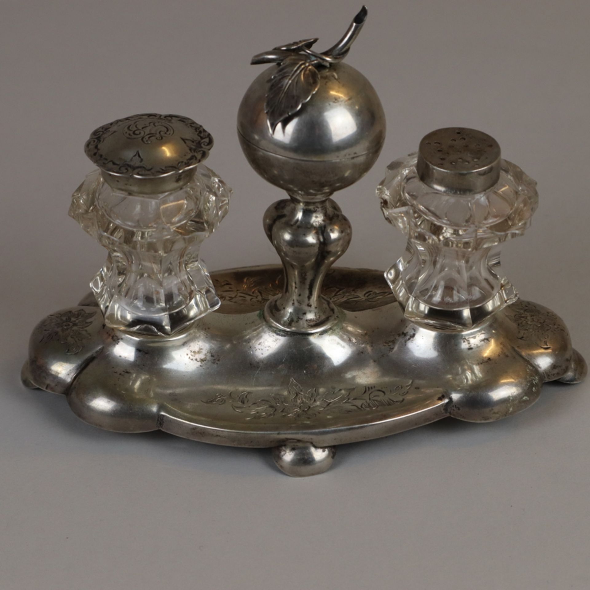 Hawdala-Set/Judaica - 3-teilig, Silbergarnitur mittig mit fest montiertem Fußbecher,über ovalem ge